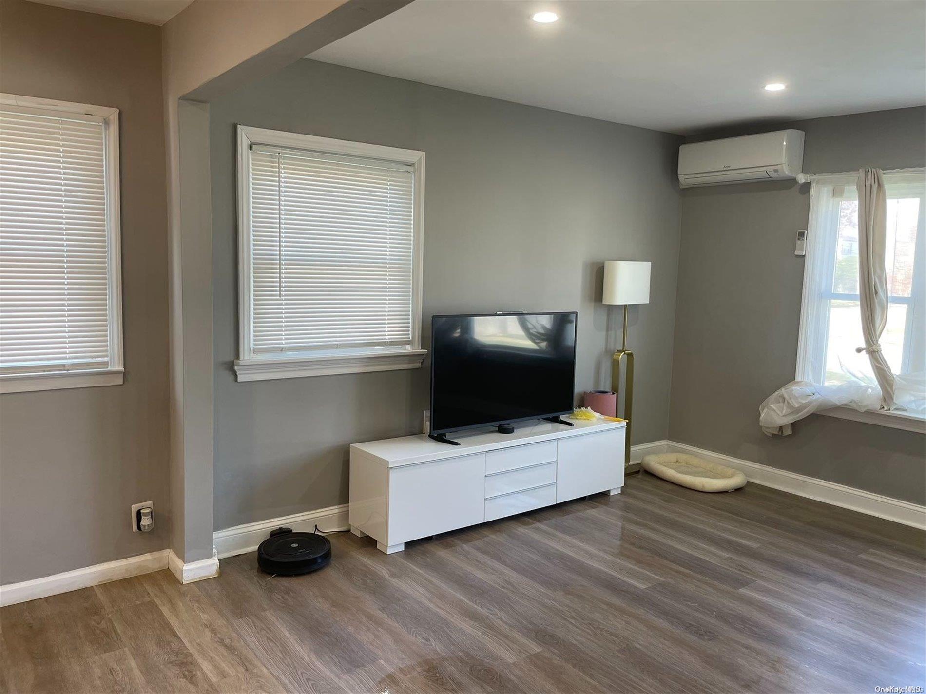 #1 photo, 28 Carl Street, 长岛 Valley Stream , NY 11580