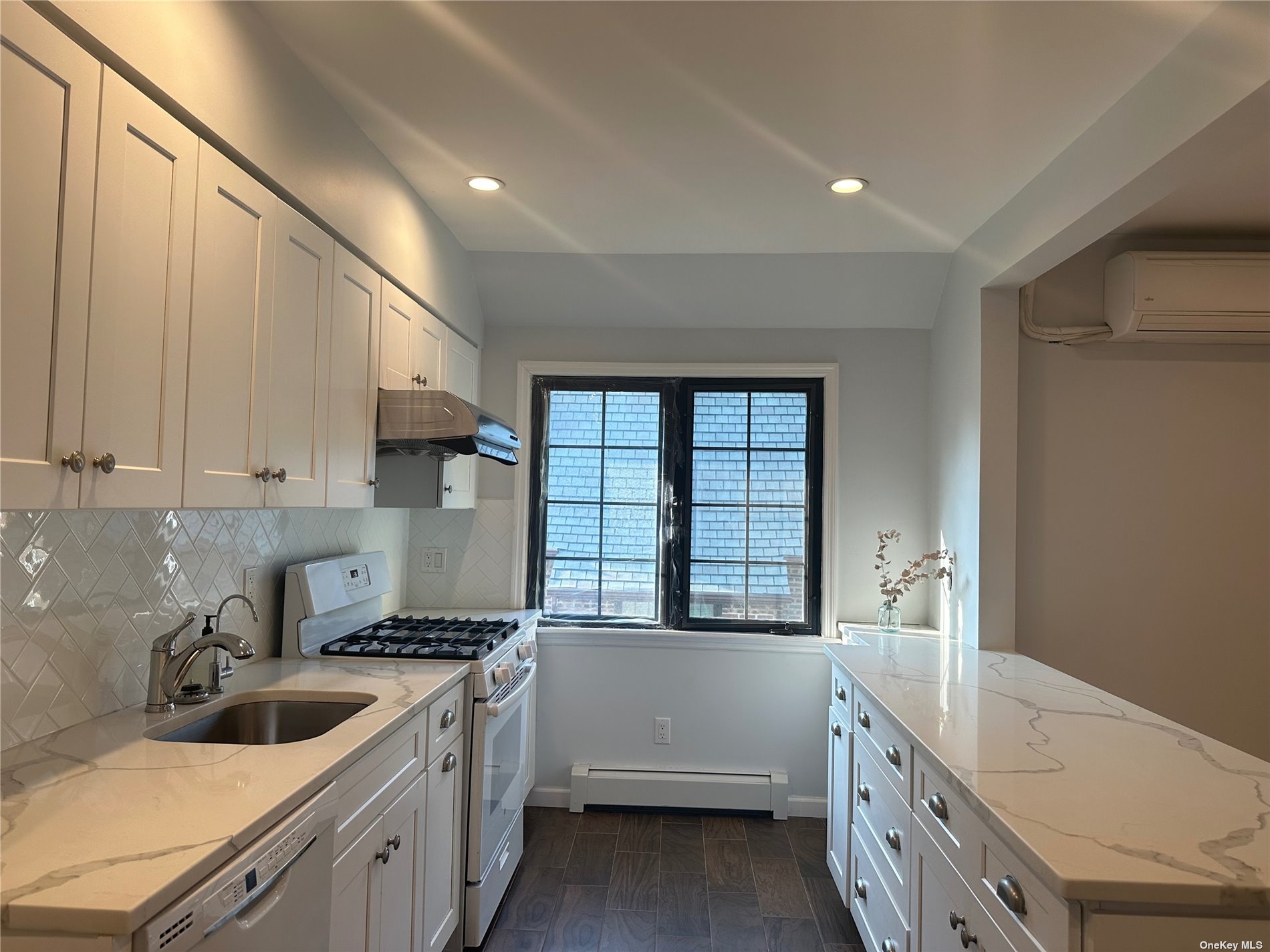 #1 photo, 43-20 Orient Avenue, 皇后区 道格拉斯顿 Douglaston , NY 11363