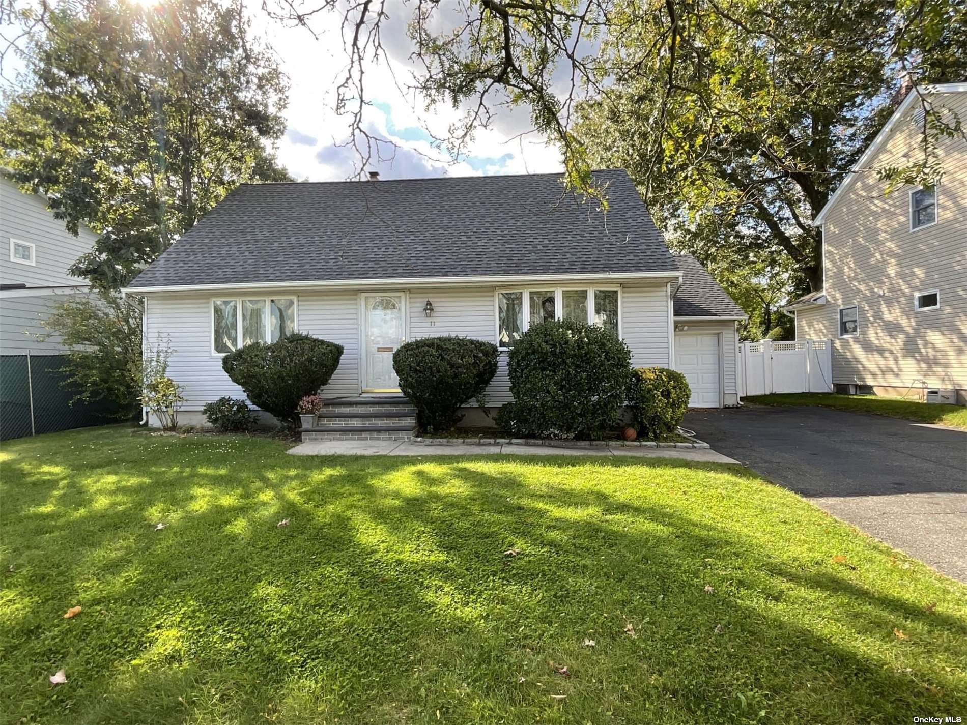 #1 photo, 11 Meadow Drive, Albertson , NY 11507