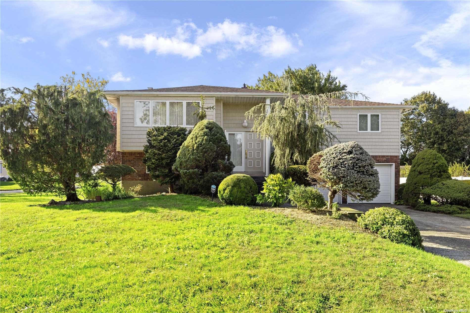 #1 photo, 122 Hayrick Lane, Commack , NY 11725