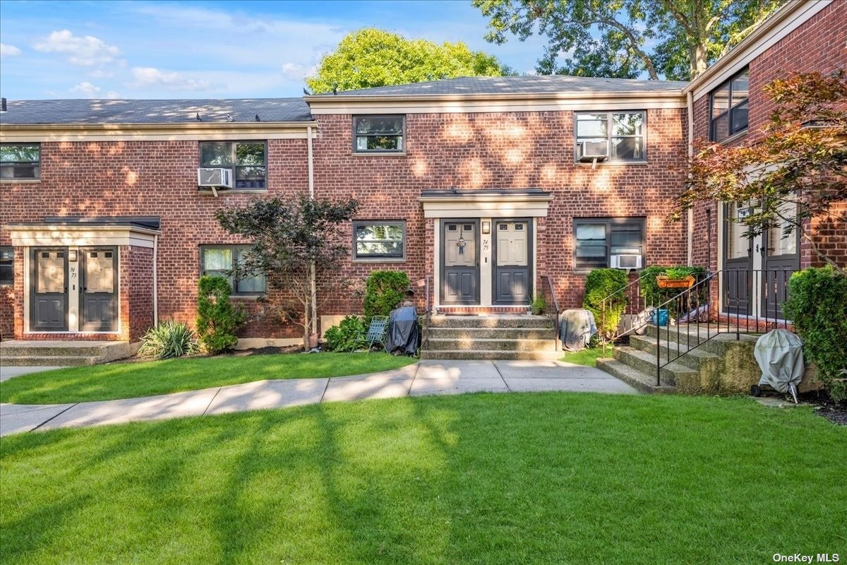 #1 photo, 74-75 220th Street, 皇后区 Oakland Gardens , NY 11364