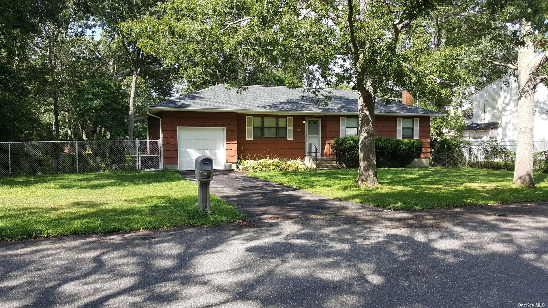 #1 photo, 35 Moriches Avenue, 东长岛 Mastic , NY 11950