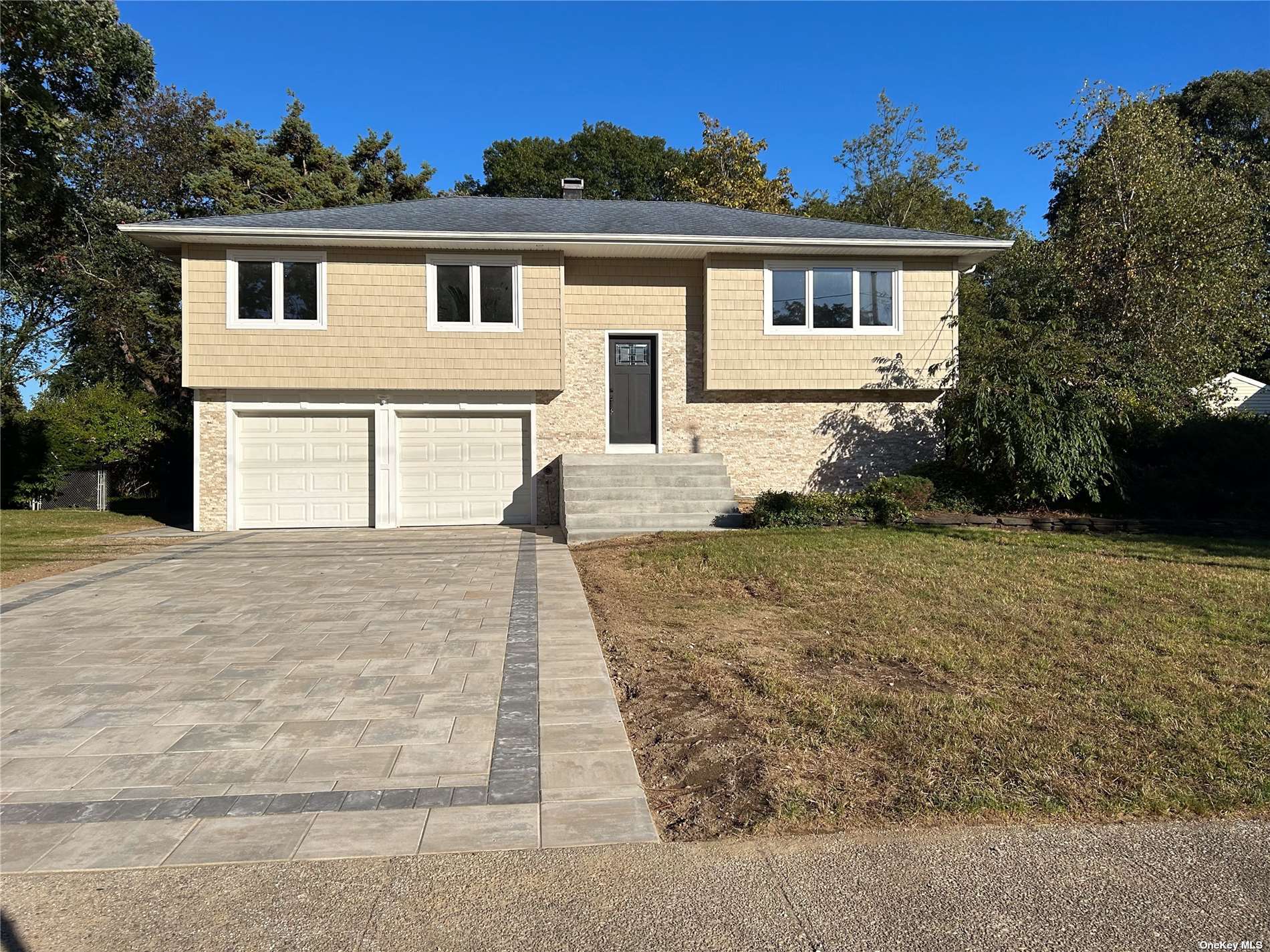 #1 photo, 85 Yale Avenue, מחוז סאפוק Oakdale , NY 11769