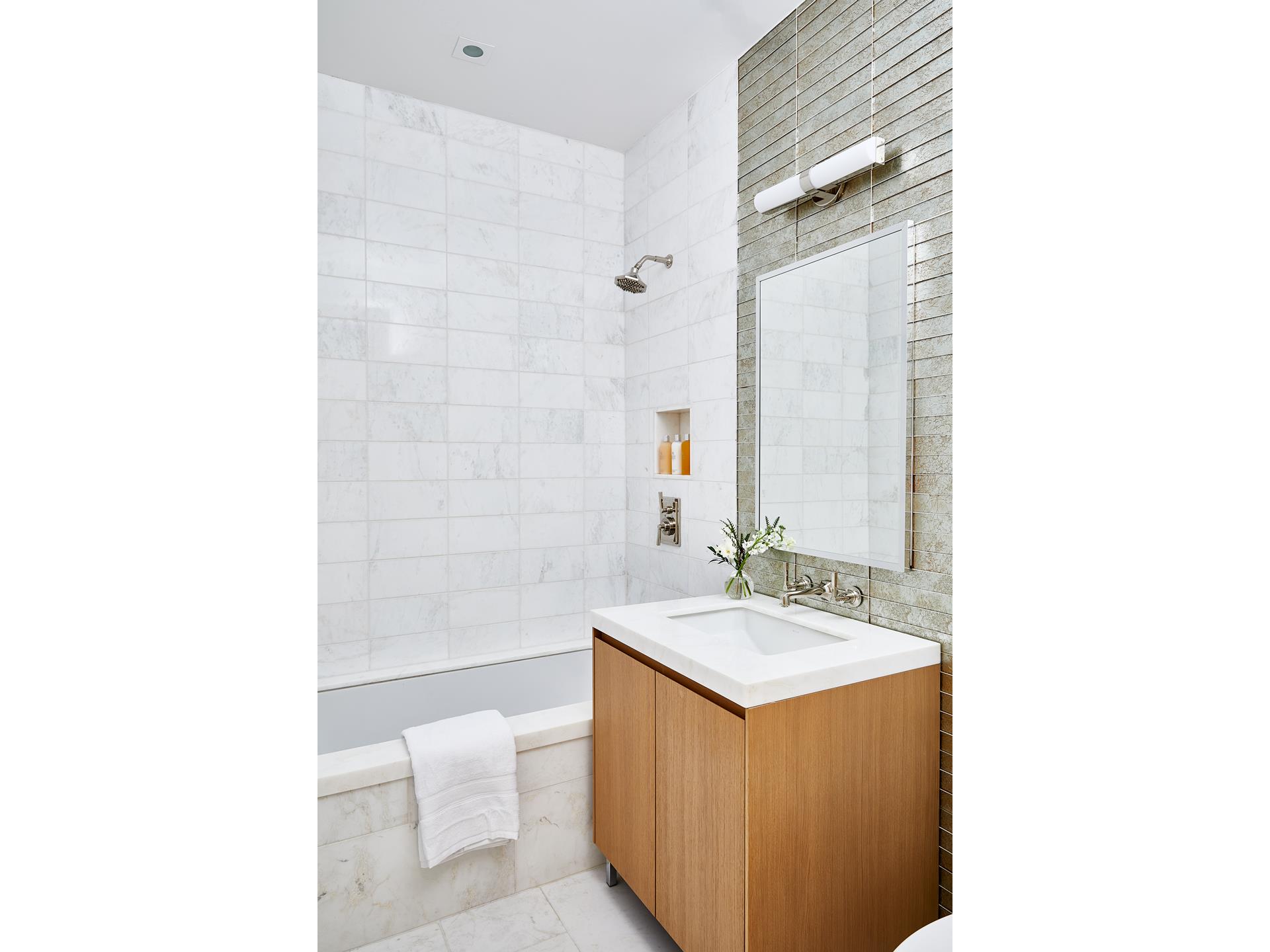 #7 photo, 215 E 19TH Street, マンハッタン Gramercy Park , NY 10003