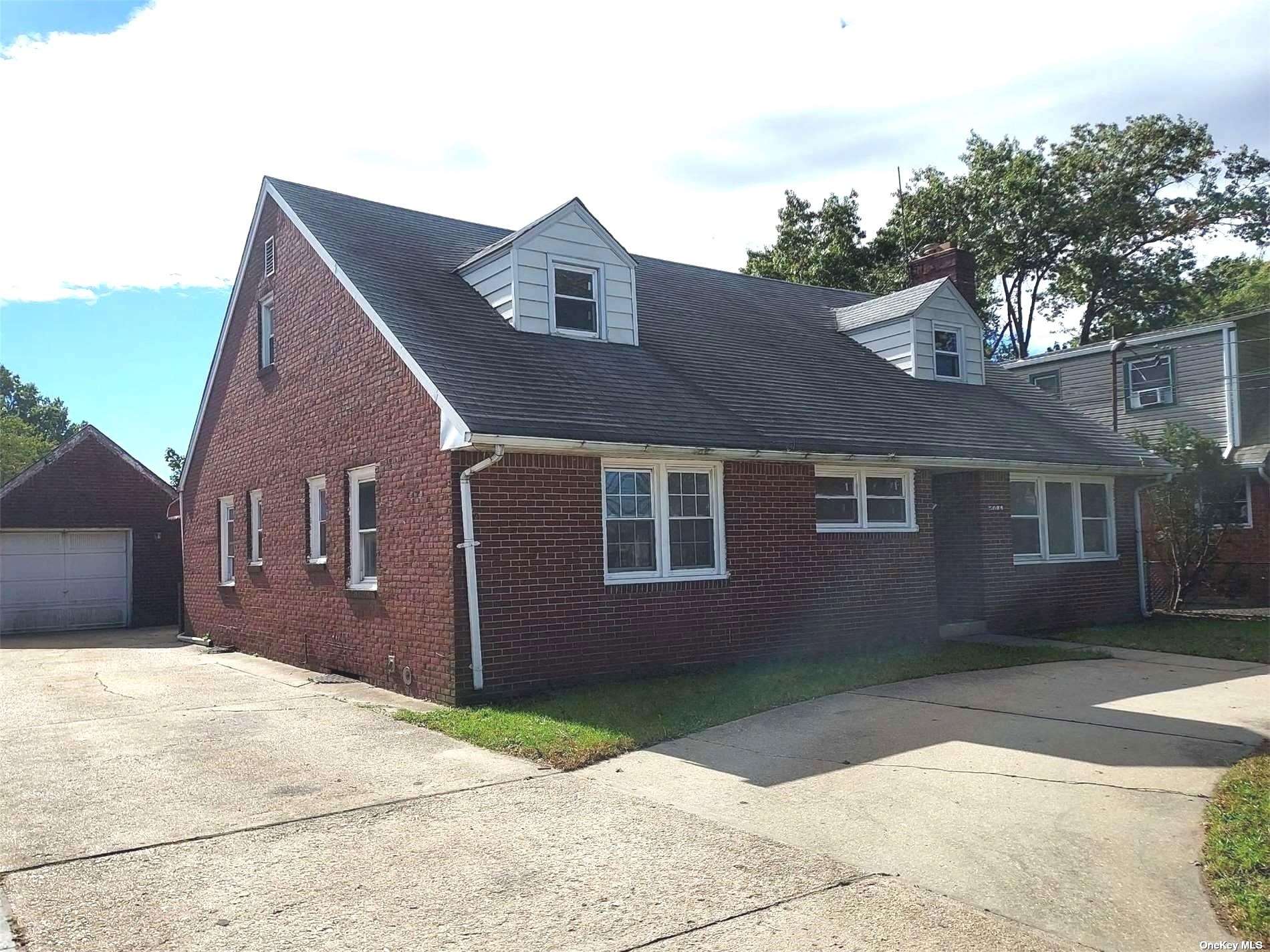 #1 photo, 806 Anna Avenue, מחוז נסאו Westbury , NY 11590