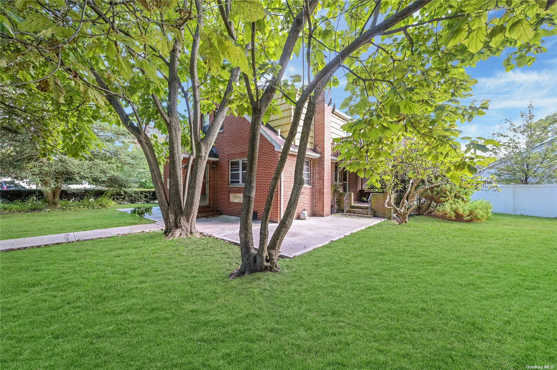 #1 photo, 302 Gillette Street, 东长岛 Dix小山 Dix Hills , NY 11746