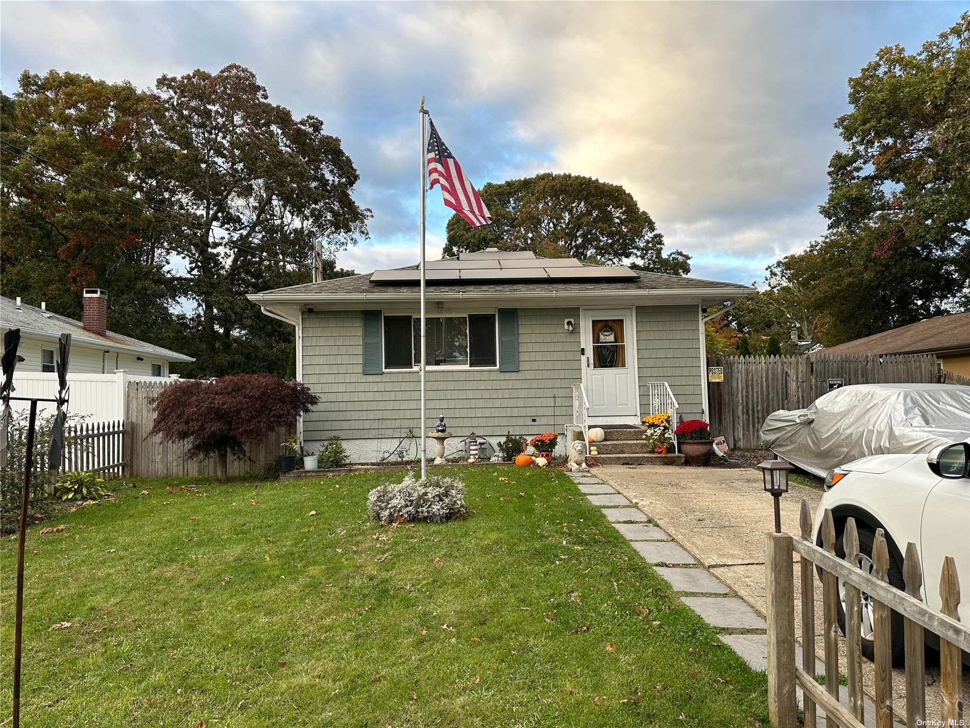 #1 photo, 135 Eleanor Avenue, 东长岛 Mastic , NY 11950