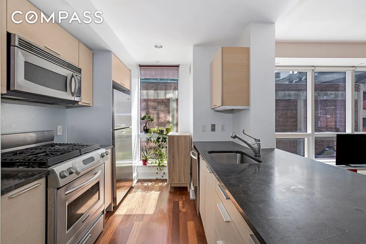 #1 photo, 350 W 42nd Street, 曼哈顿 中城西区 Hell's Kitchen , NY 10036