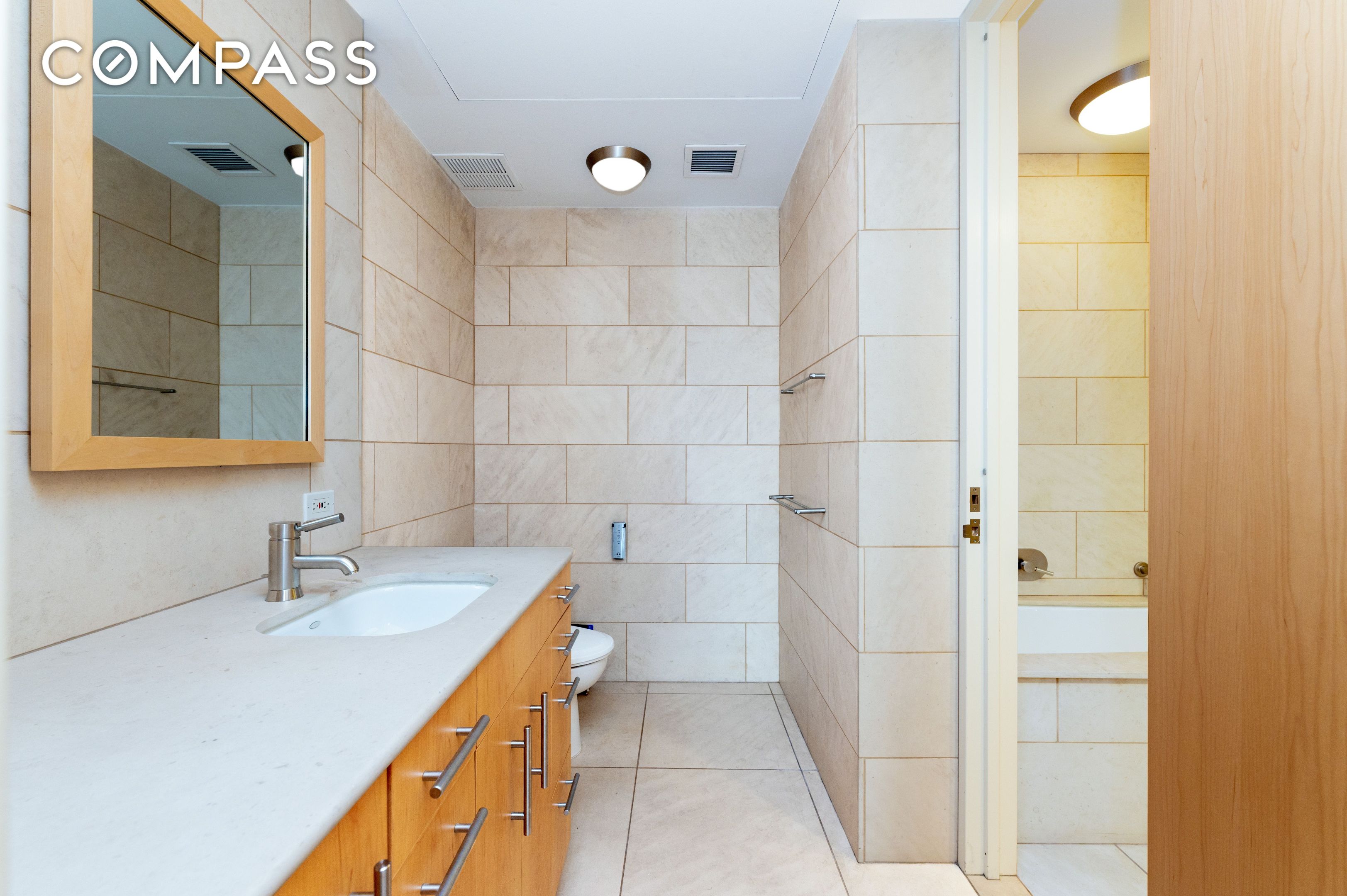 #24 photo, 641 5th Avenue, マンハッタン Midtown East , NY 10022