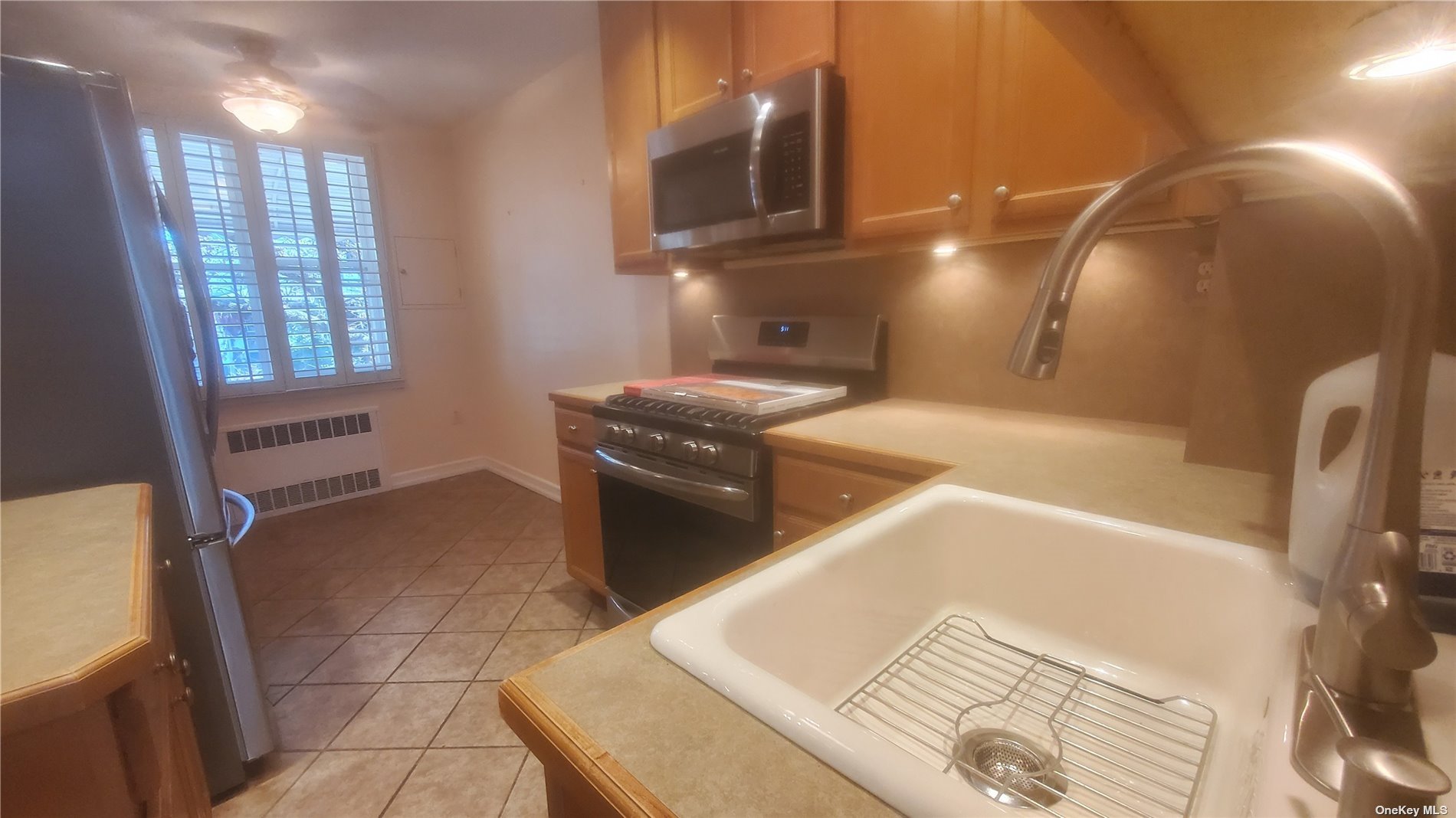 #1 photo, 65-06 75 Place, 皇后区 中村 Middle Village , NY 11379