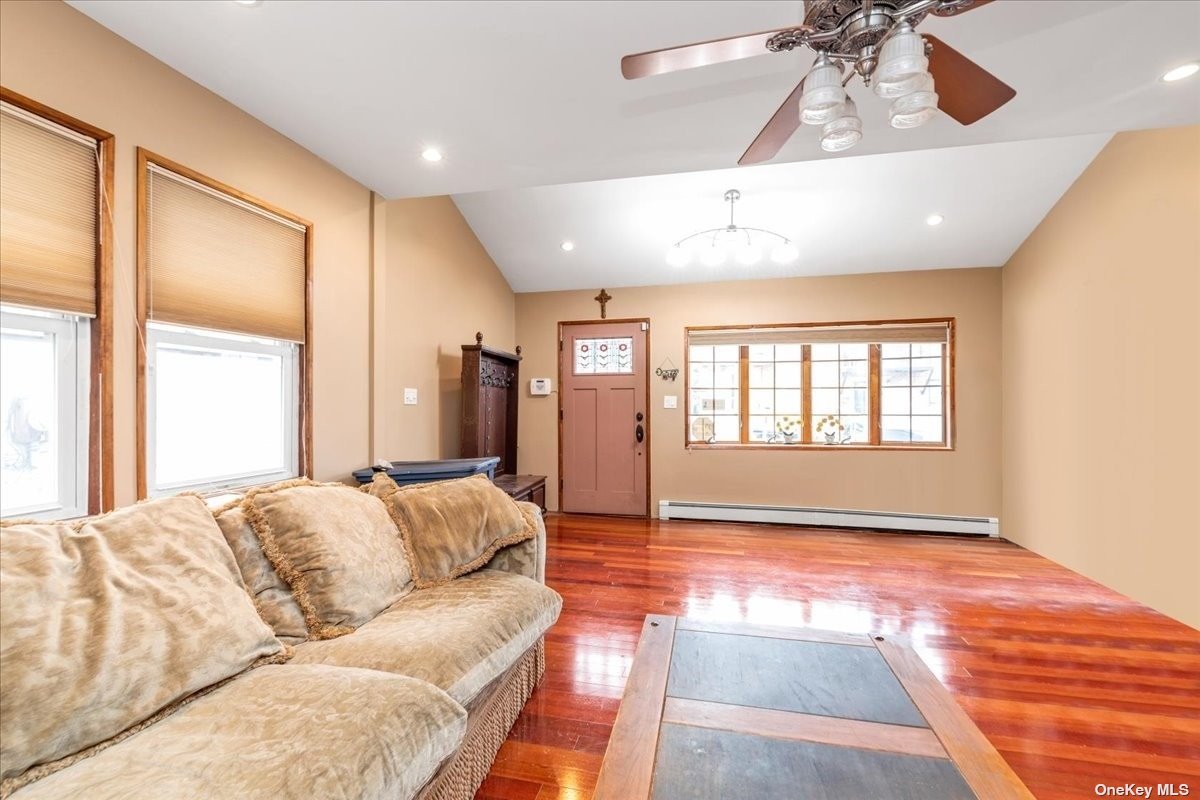 #1 photo, 62-24 65 Street, 皇后區 中村 Middle Village , NY 11379