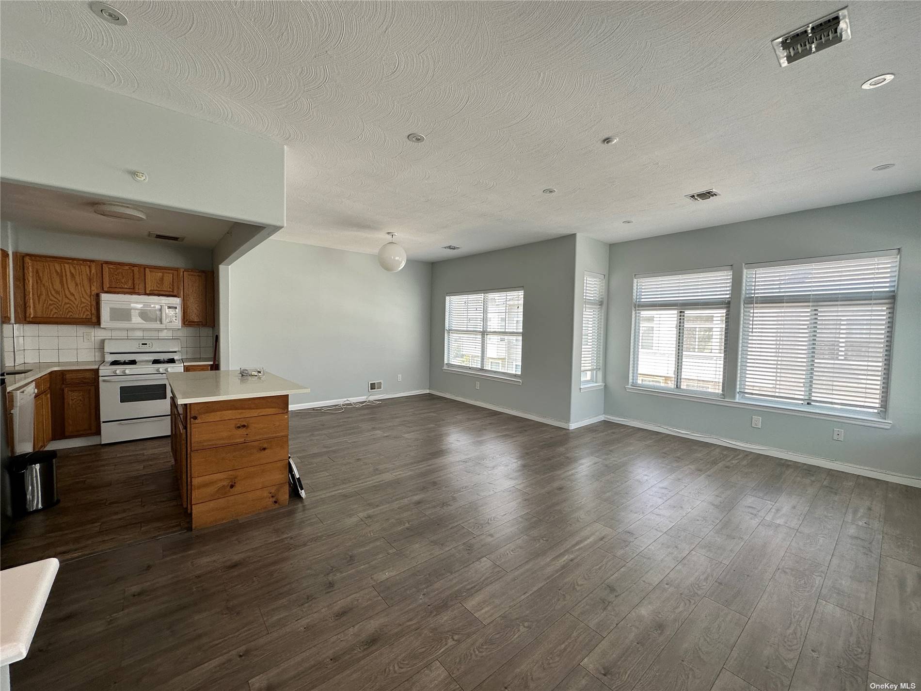 #1 photo, 205 Aquatic Place, 皇后区 Arverne , NY 11692