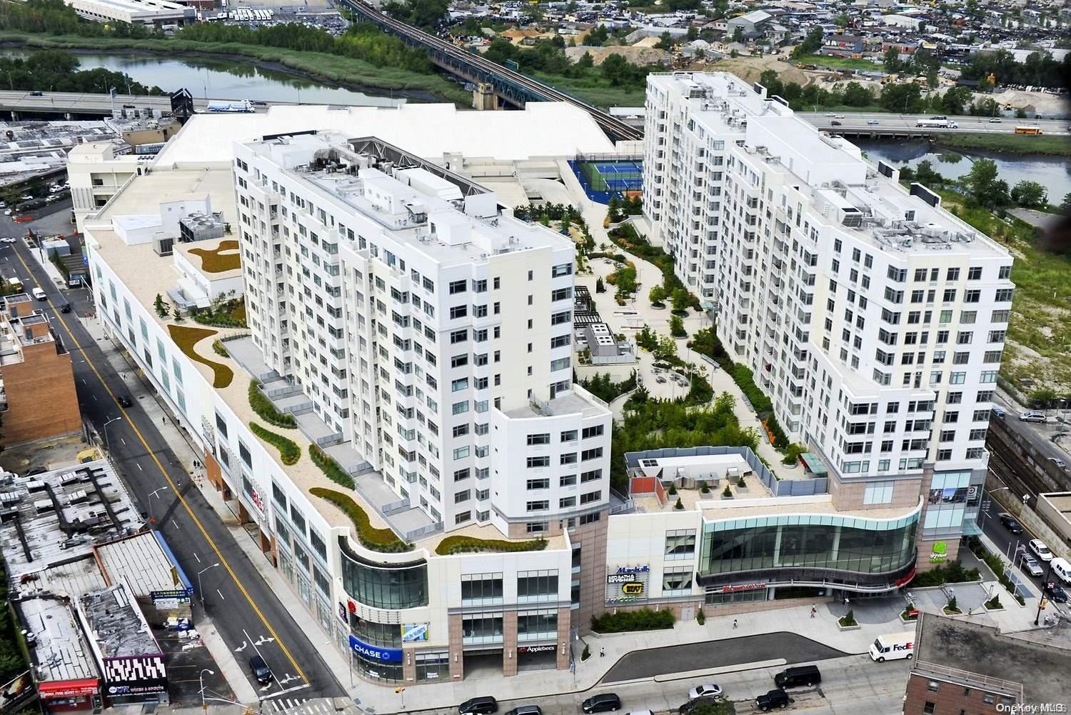 #1 photo, 40-22 College Point Boulevard, 法拉盛 Flushing , NY 11354