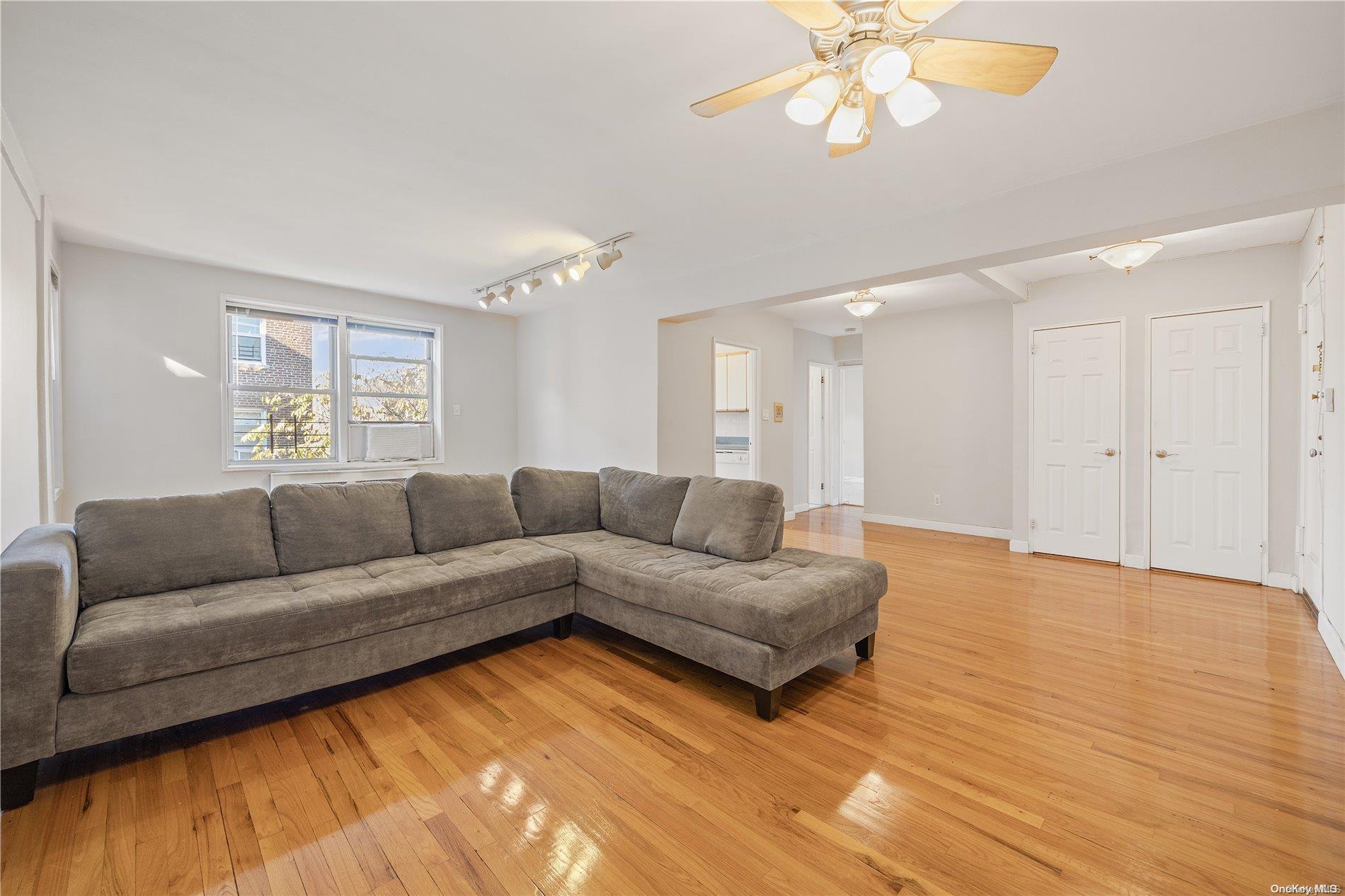 #1 photo, 72-10 112th Street, 皇后区 森林小丘 Forest Hills , NY 11375