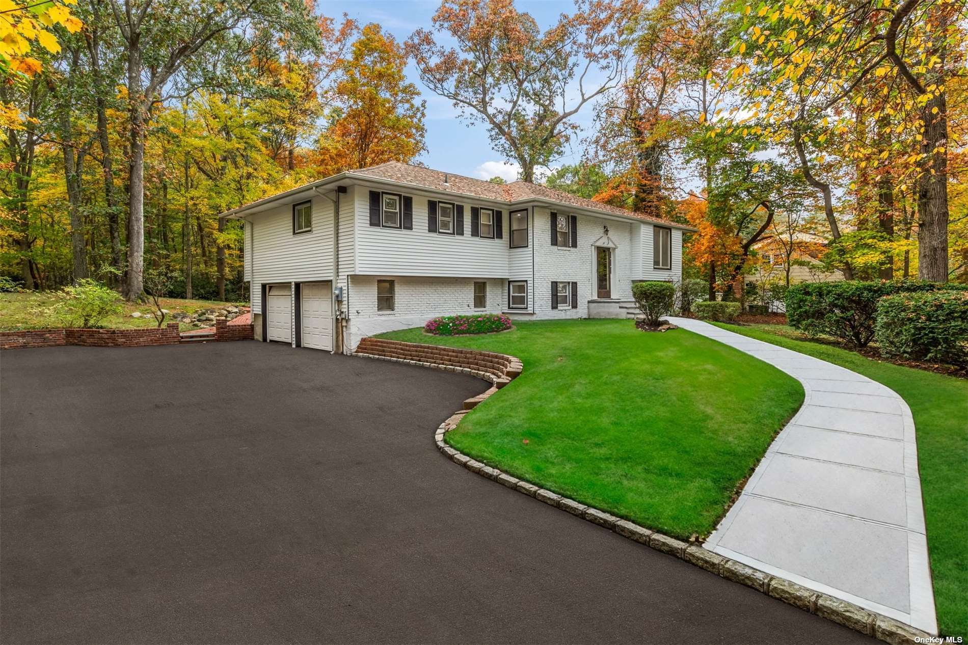 #1 photo, 24 Village Hill Drive, 东长岛 Dix小山 Dix Hills , NY 11746