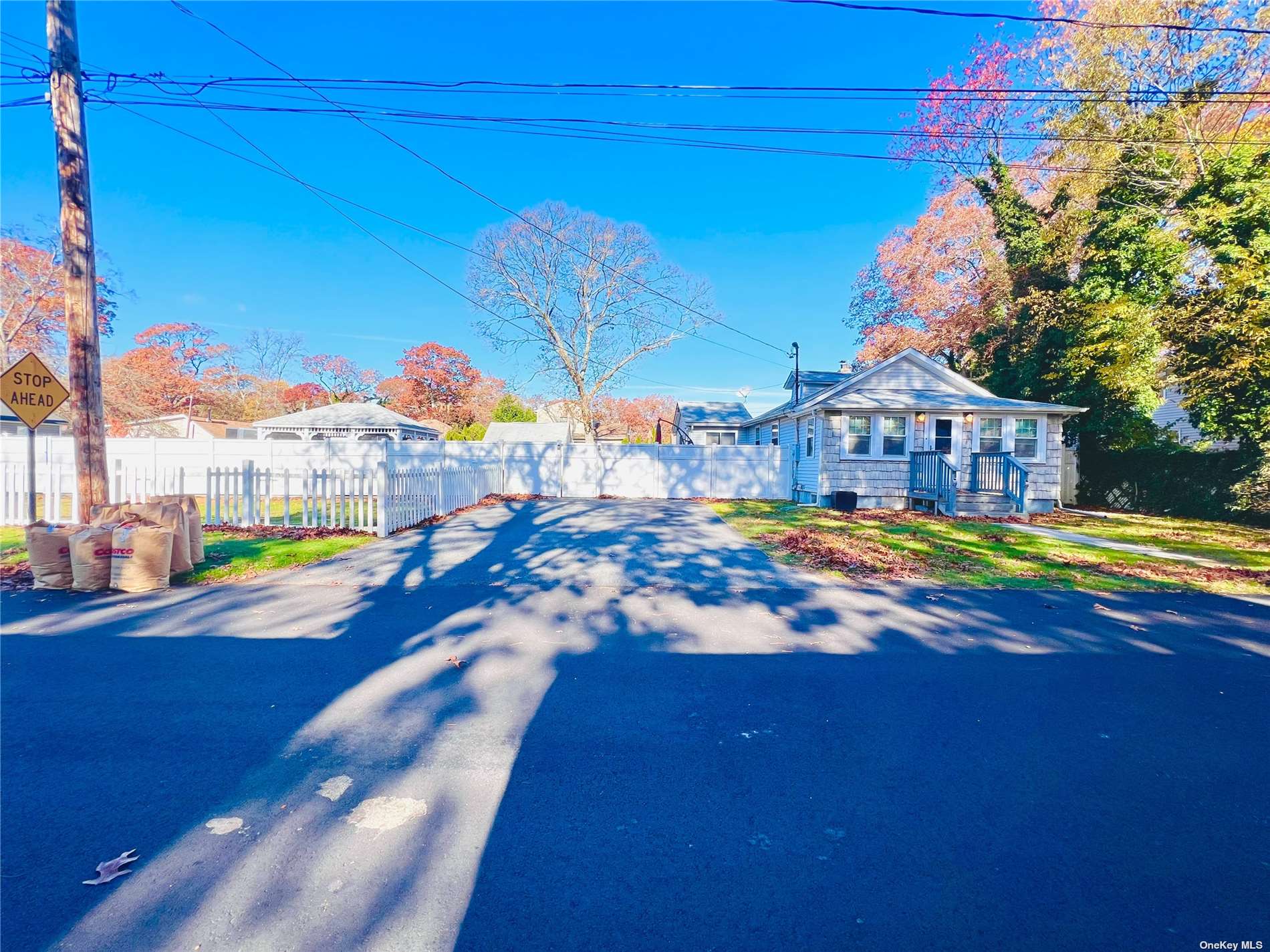 #1 photo, 215 Moriches Avenue, 东长岛 Mastic , NY 11950