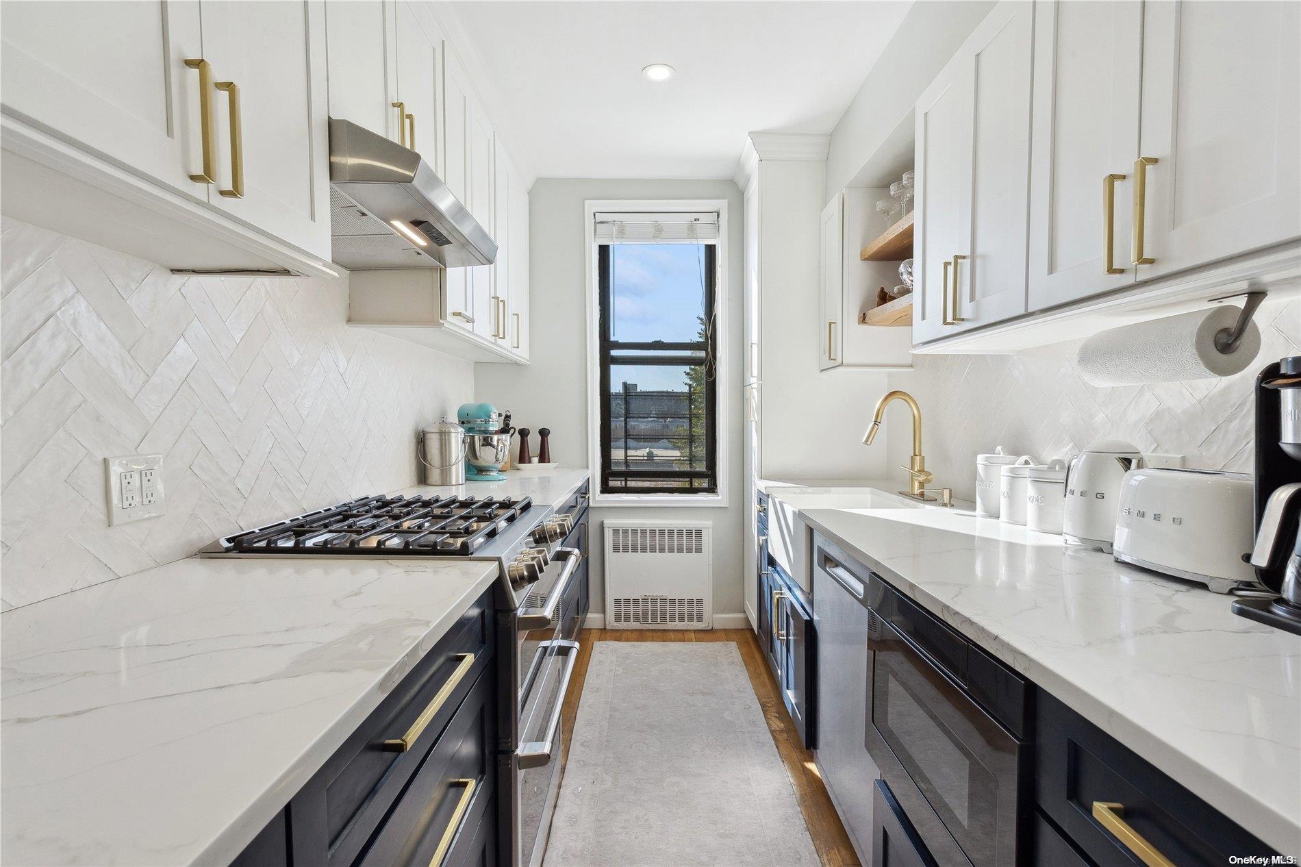 #1 photo, 37-30 83rd Street, 皇后区 杰克逊高地 Jackson Heights , NY 11372