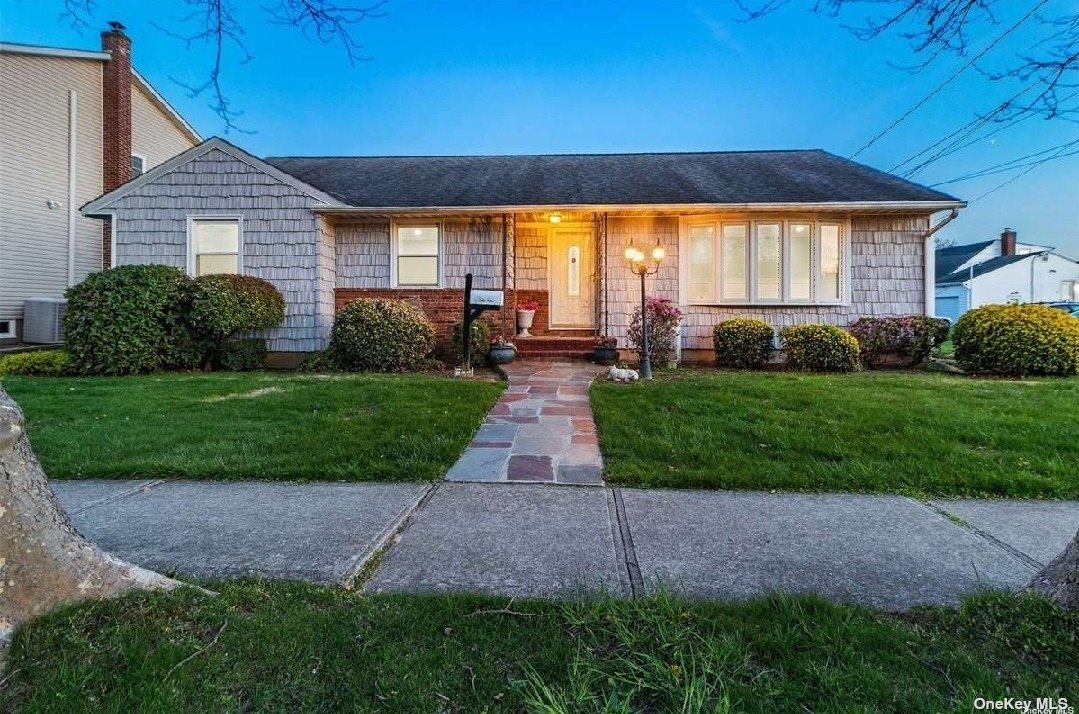 #1 photo, 131 Liberty Avenue, 东长岛 Lindenhurst , NY 11757