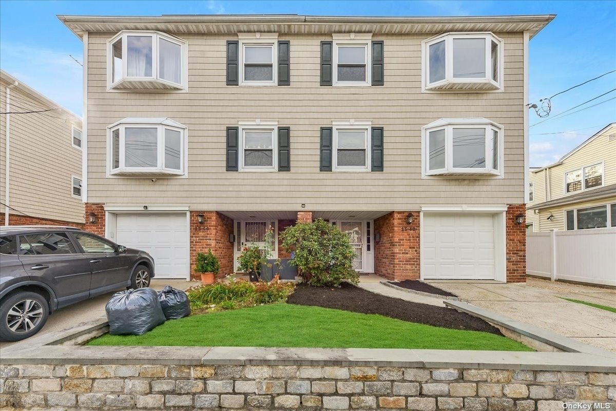 #1 photo, 15-42 209th Street, 뉴욕퀸즈 베이사이드 Bayside , NY 11360