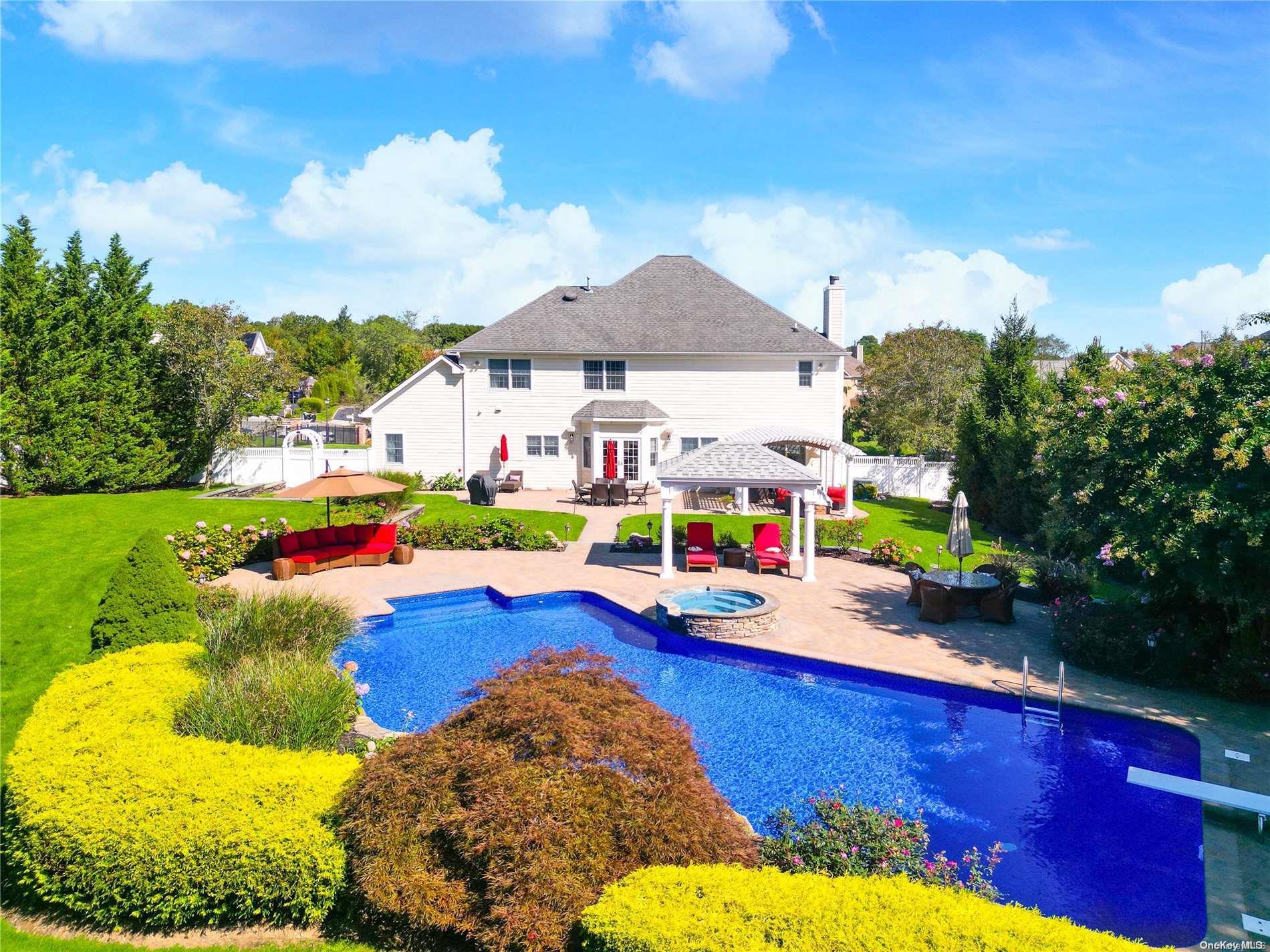 #1 photo, 128 Majestic Drive, 东长岛 Dix小山 Dix Hills , NY 11746