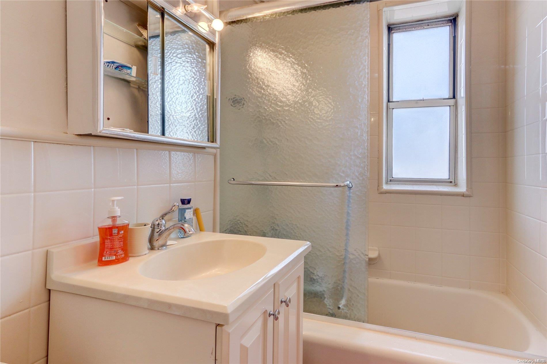 #14 photo, 325 E 201st, ブロンクス区 Bronx , NY 10458