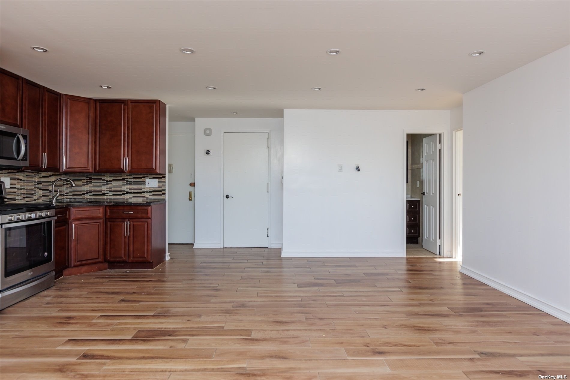 #1 photo, 72-31 Metropolitan Ave, 皇后區 中村 Middle Village , NY 11379