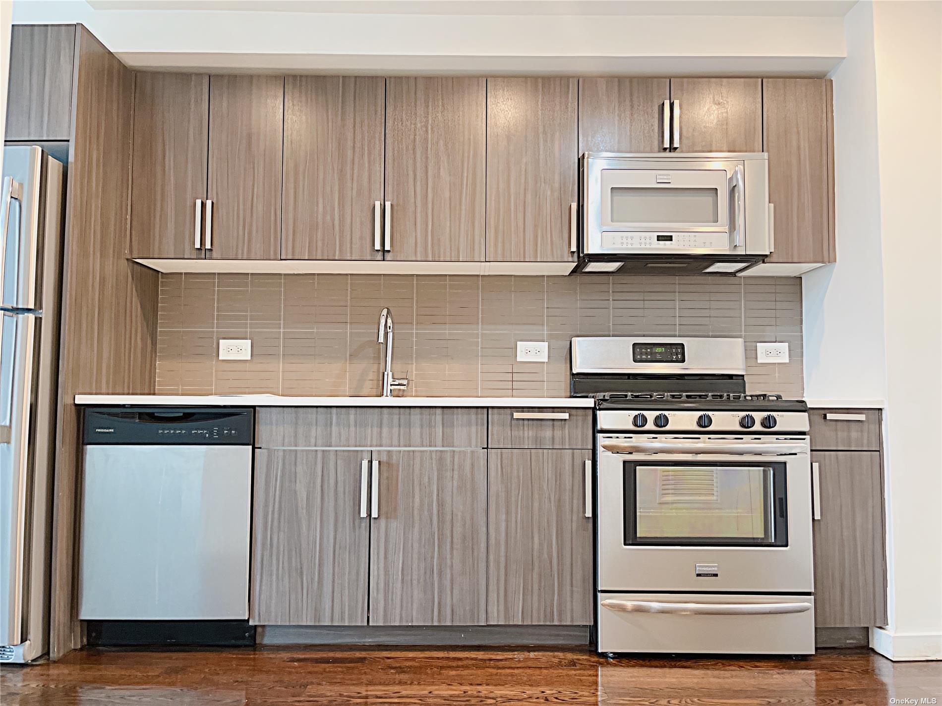 #1 photo, 12-15 Broadway, 皇后区 阿士多利亚 Astoria , NY 11106