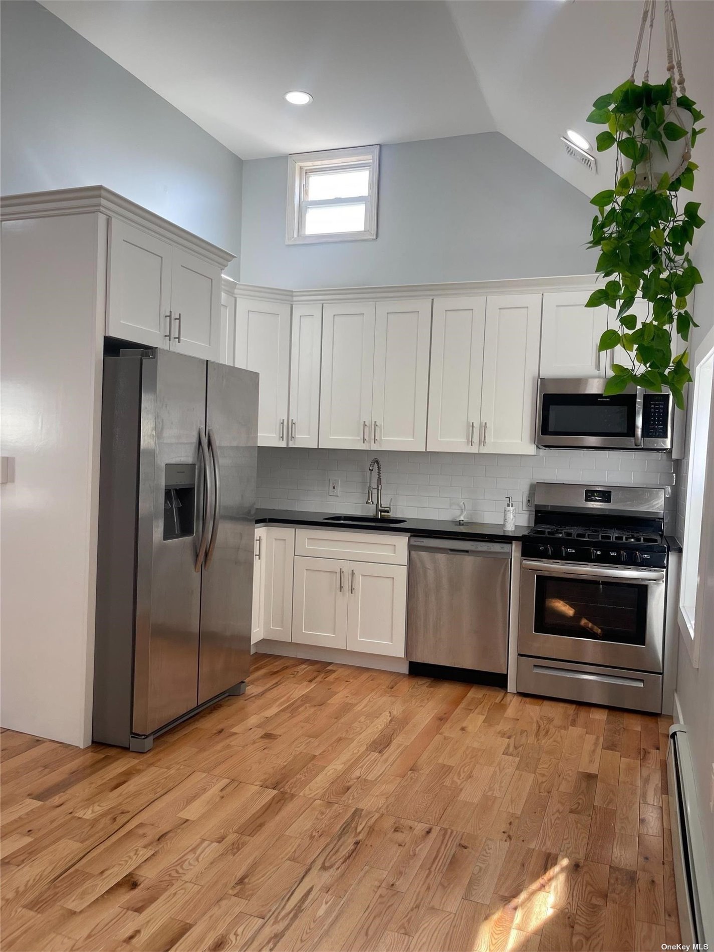 #1 photo, 305A Beach 88th Street, 皇后区 Rockaway Beach , NY 11693