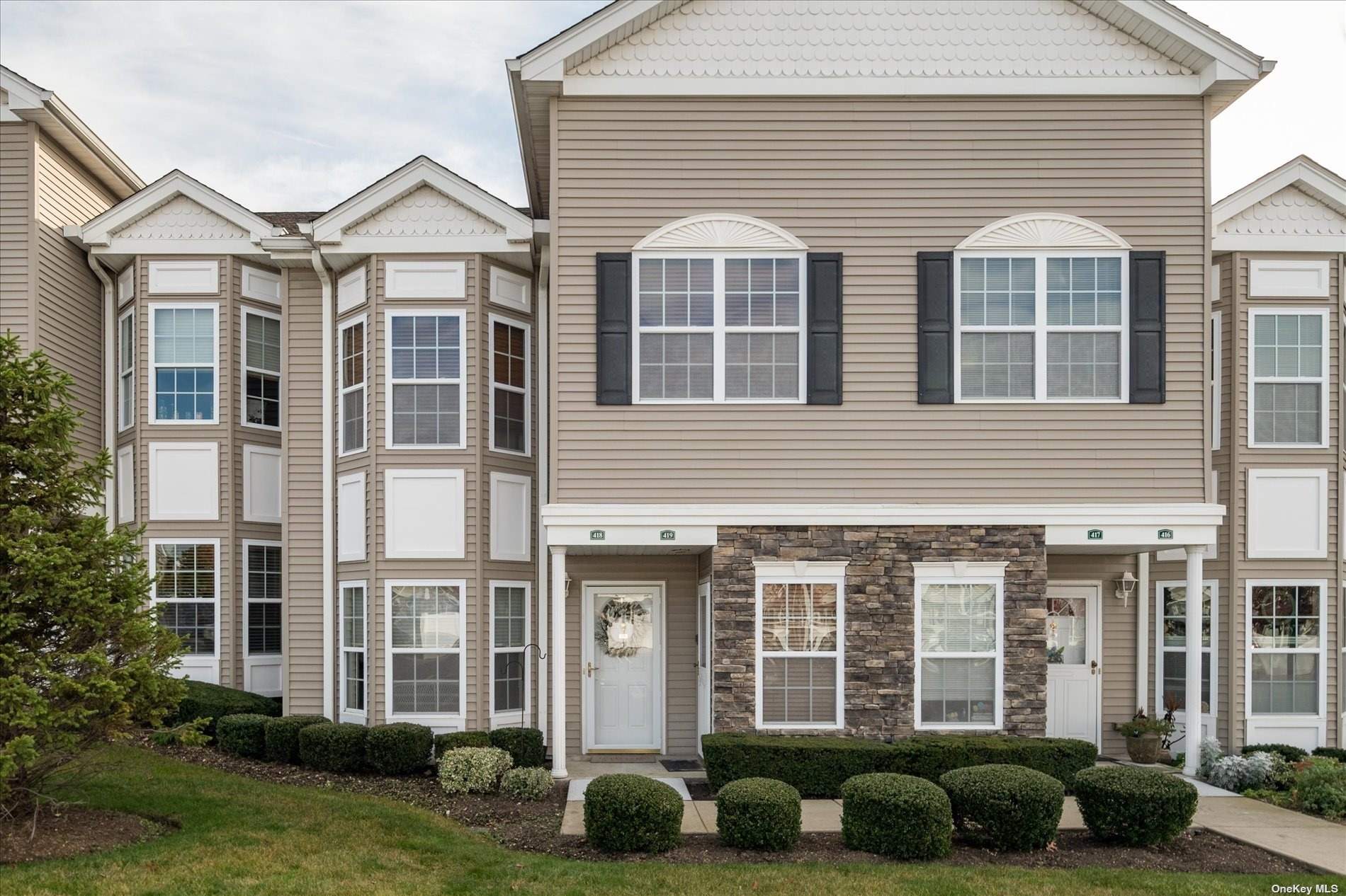 #1 photo, 418 Autumn Drive, 长岛 East Meadow , NY 11554