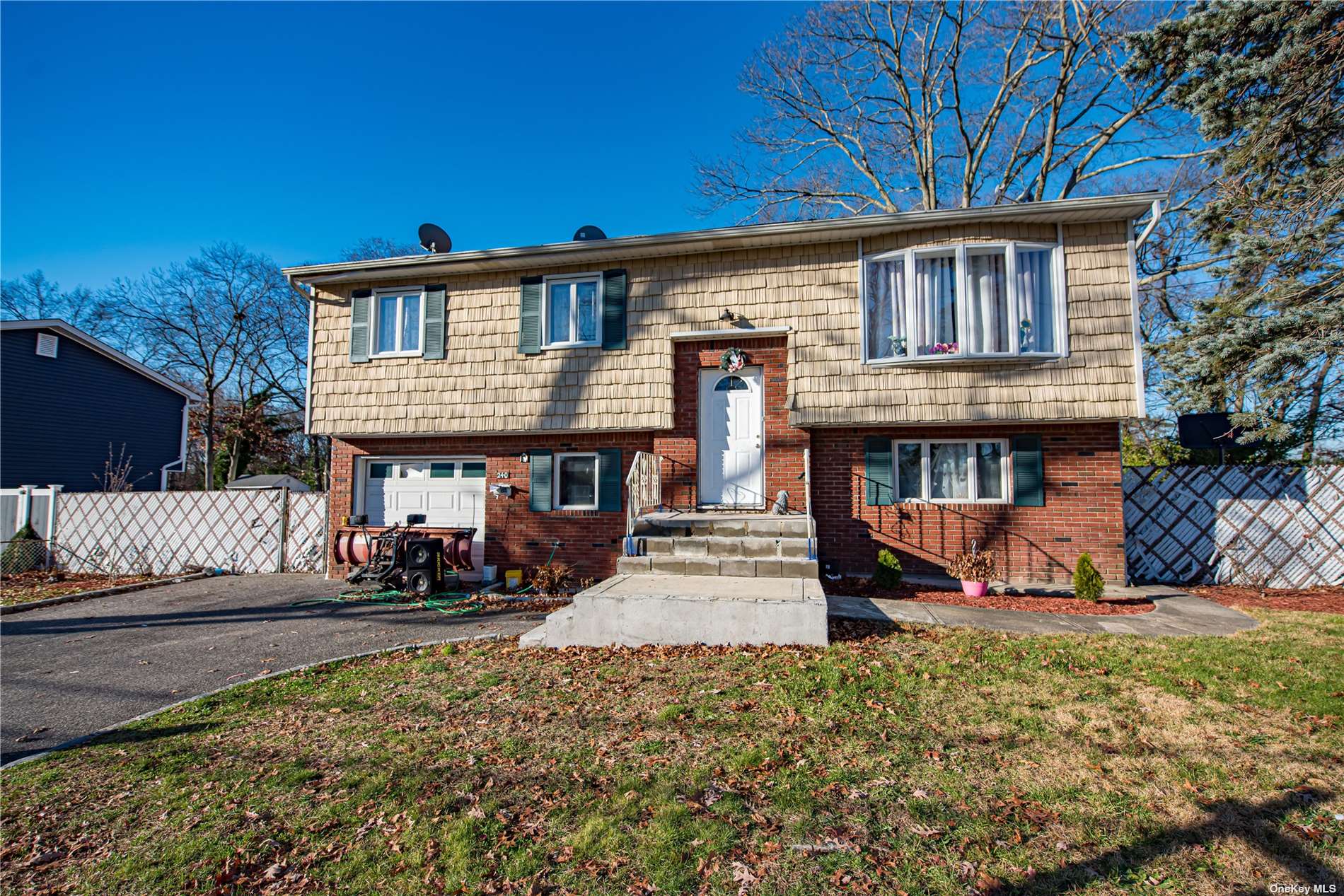 #1 photo, 240 Phyllis Drive, 东长岛 Patchogue , NY 11772