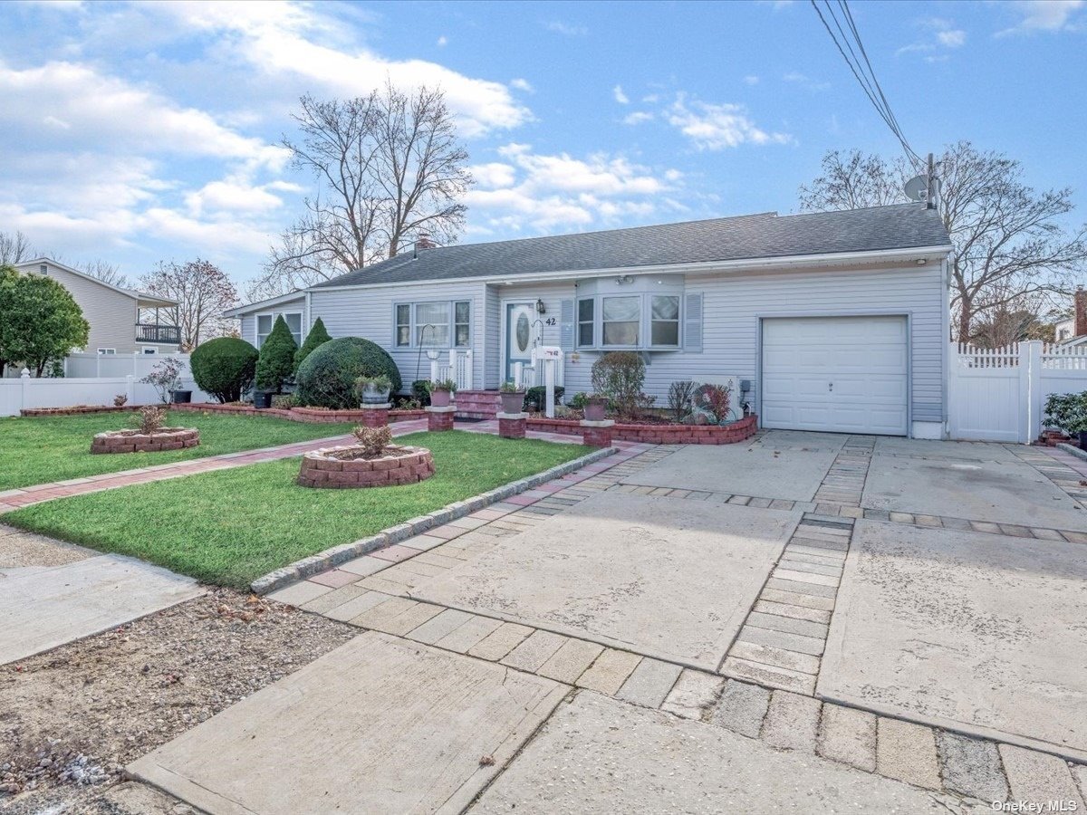 #1 photo, 42 Clarke Street, 东长岛 Brentwood , NY 11717