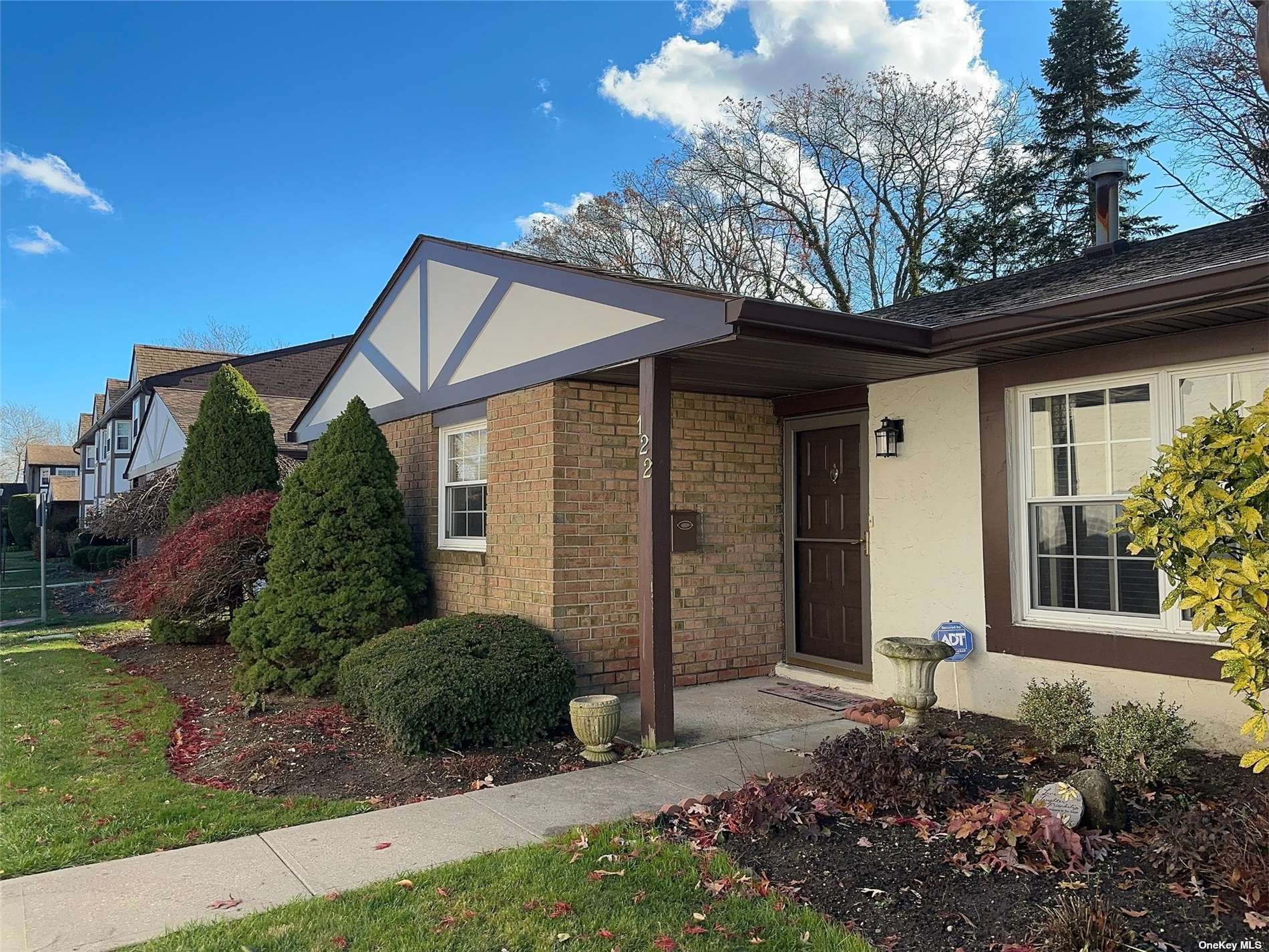 #1 photo, 122 Greenmeadow Drive, 东长岛 鹿园 Deer Park , NY 11729