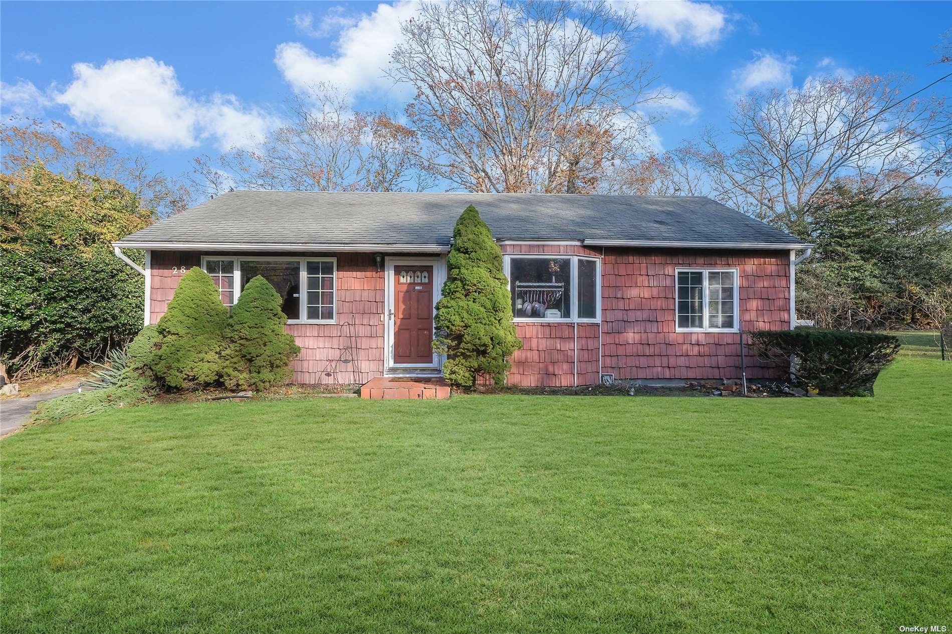 #1 photo, 28 Temple Avenue, 東長島 汉普顿 Flanders , NY 11901