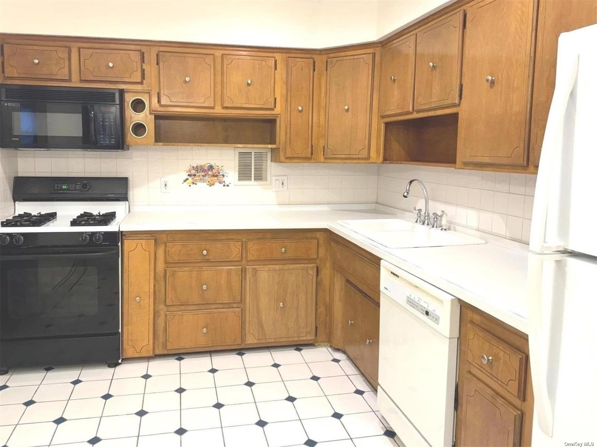 #1 photo, 144-60 Roosevelt Avenue, 法拉盛 Flushing , NY 11354