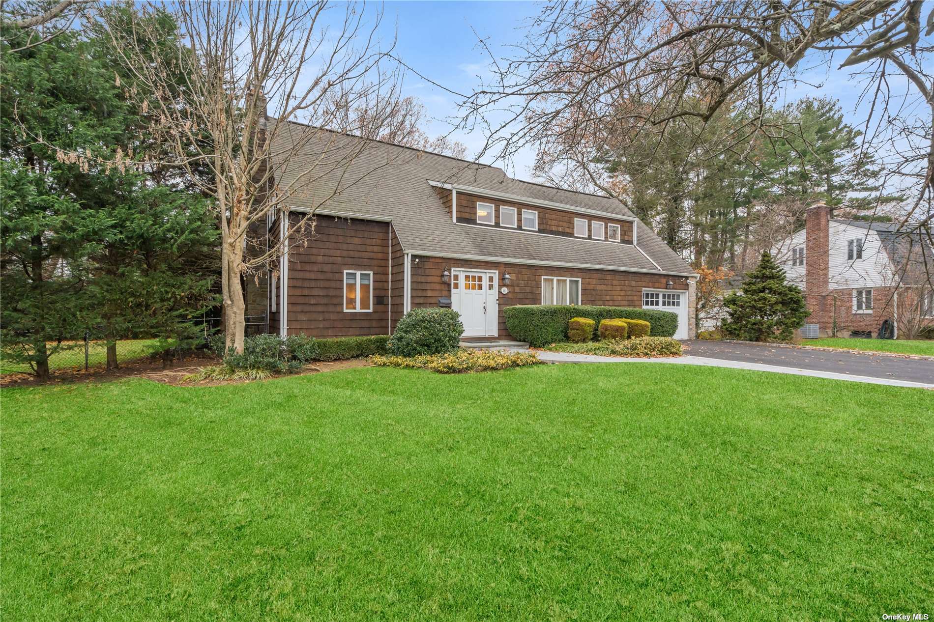 #1 photo, 111 Village Road, 长岛 East Hills , NY 11577