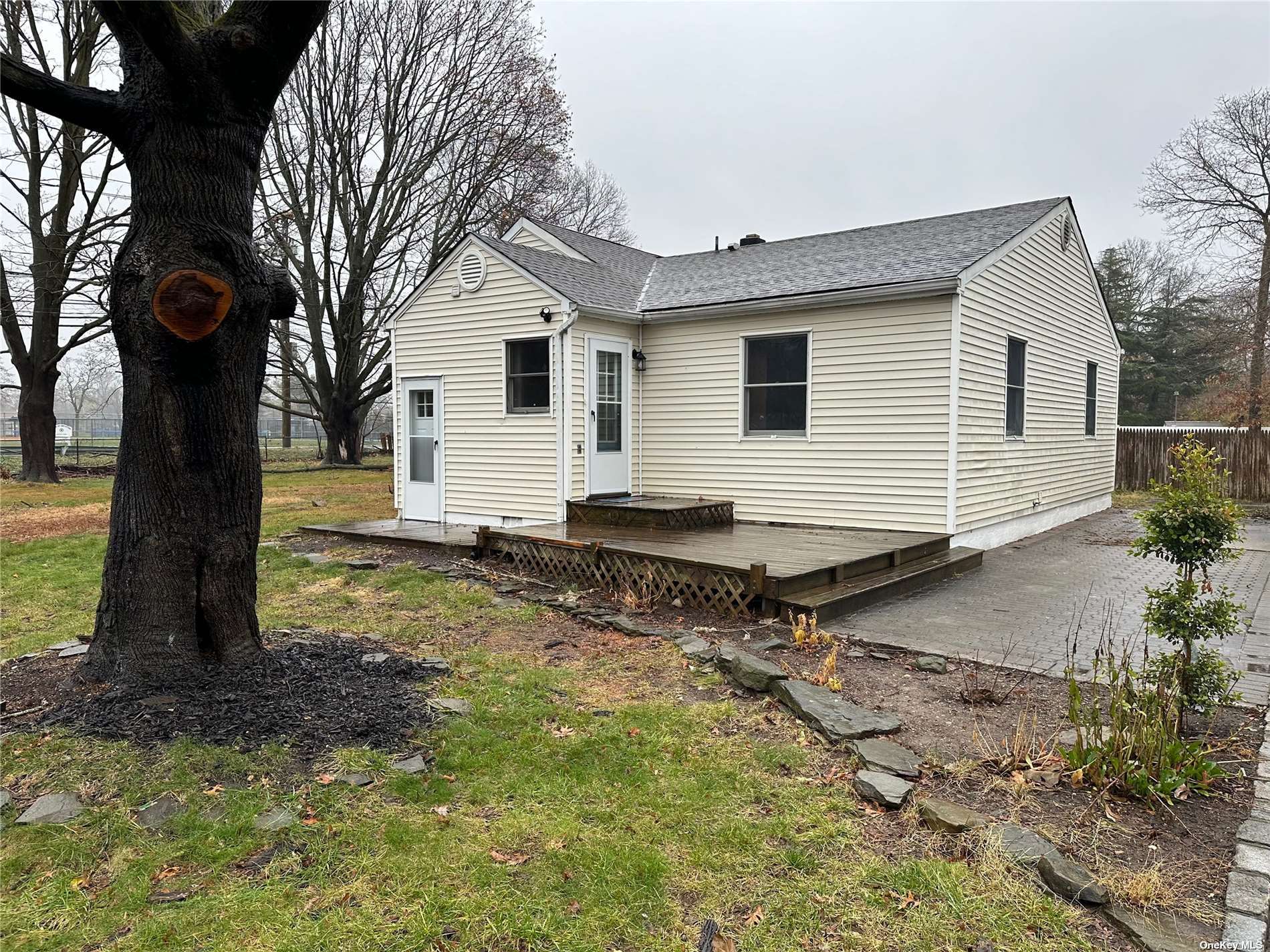 #1 photo, 64 Woodlawn Avenue, सफ़ोक काउंटी Saint James , NY 11780