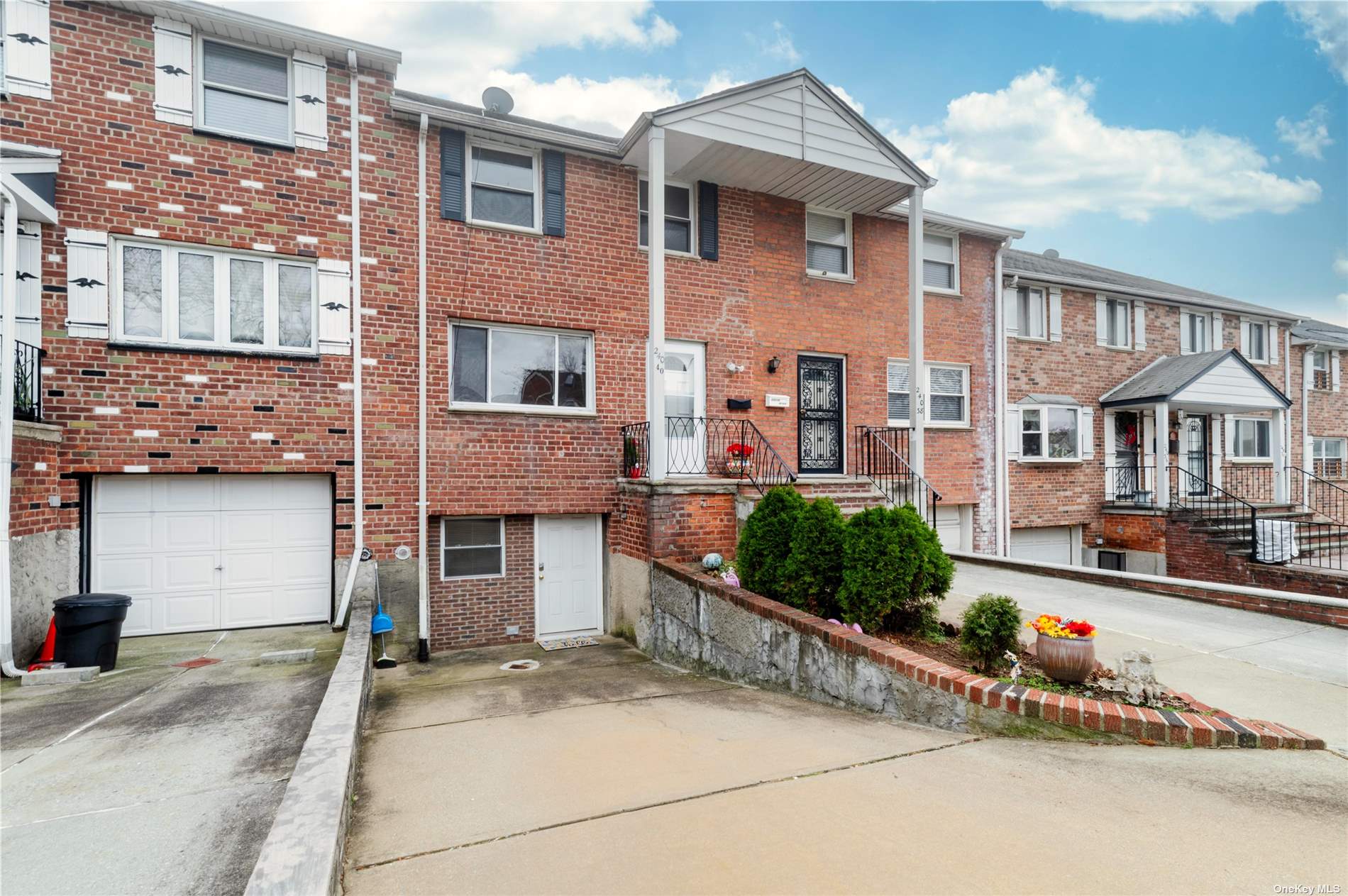 #1 photo, 240-40 65 Avenue, 皇后区 道格拉斯顿 Douglaston , NY 11362