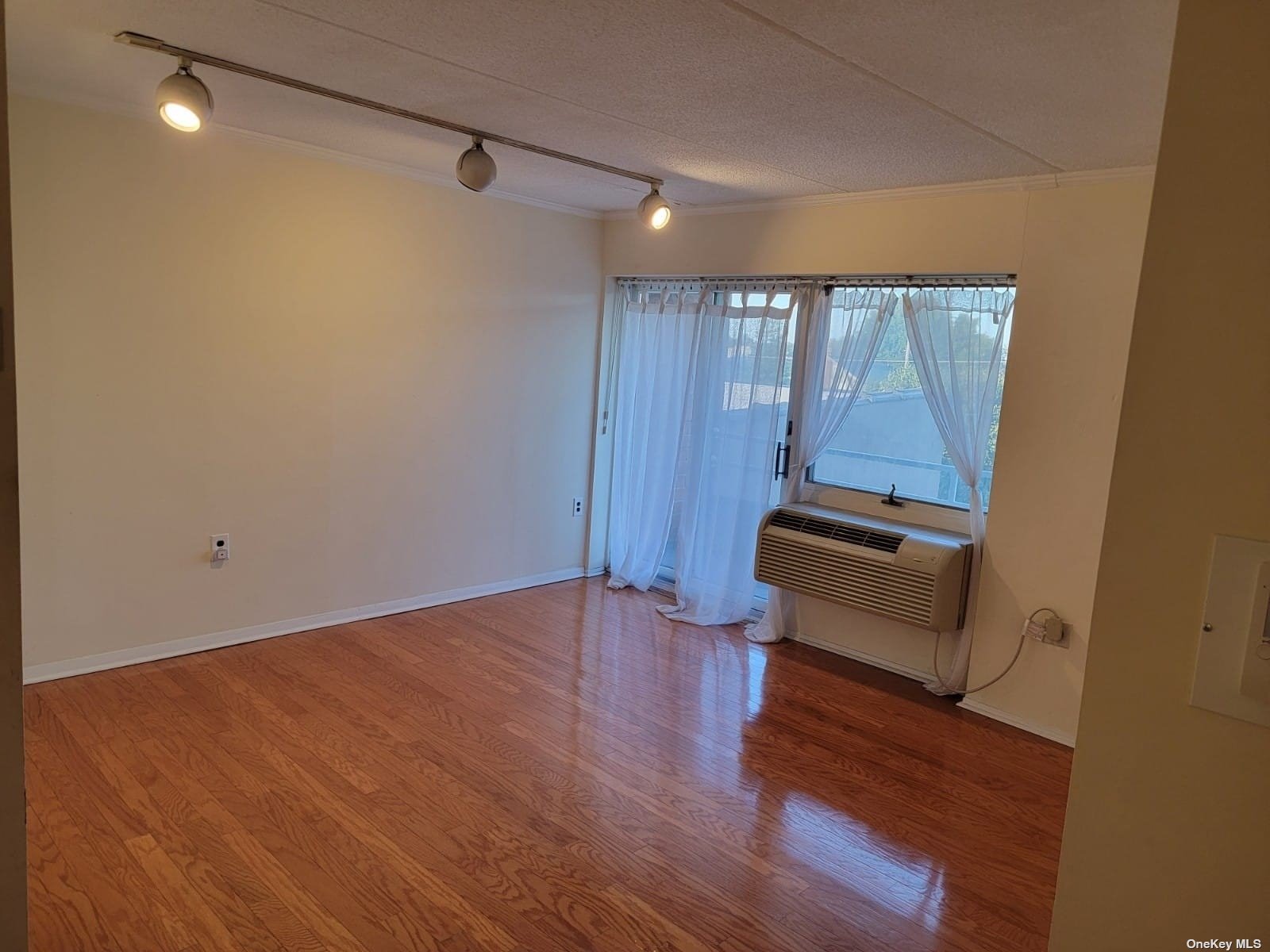 #1 photo, 205 Mineola Boulevard, Mineola , NY 11501