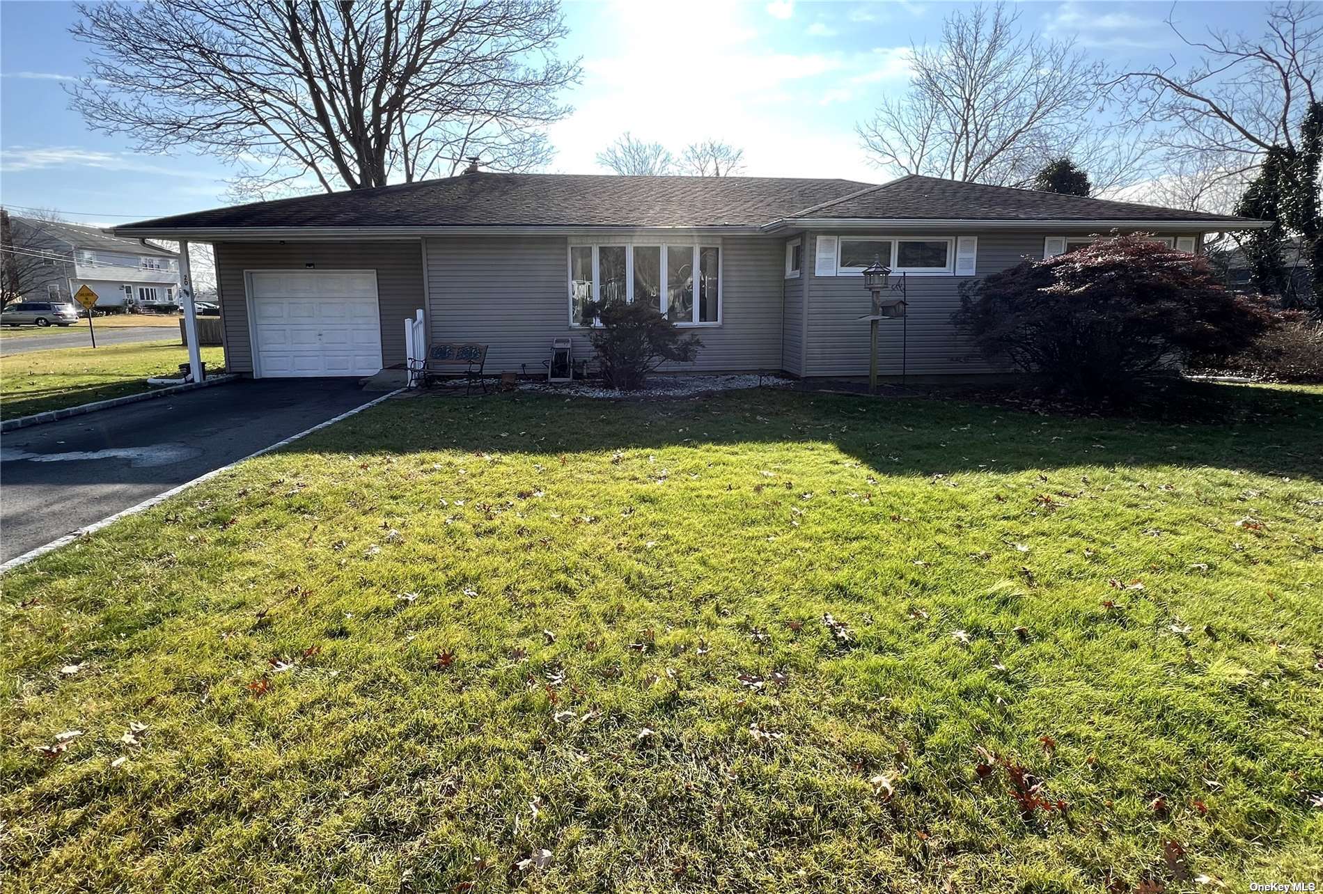 #1 photo, 20 Katy Street, 东长岛 Patchogue , NY 11772