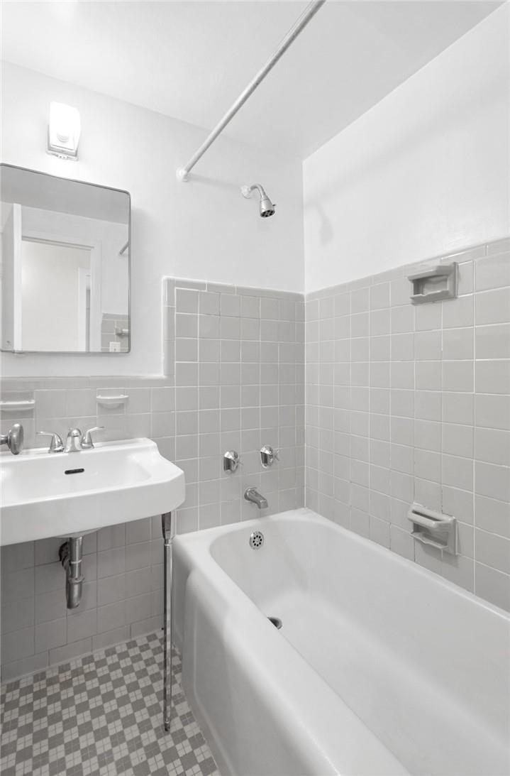 #8 photo, 1 Fordham Hill Oval, ブロンクス区 Bronx , NY 10468