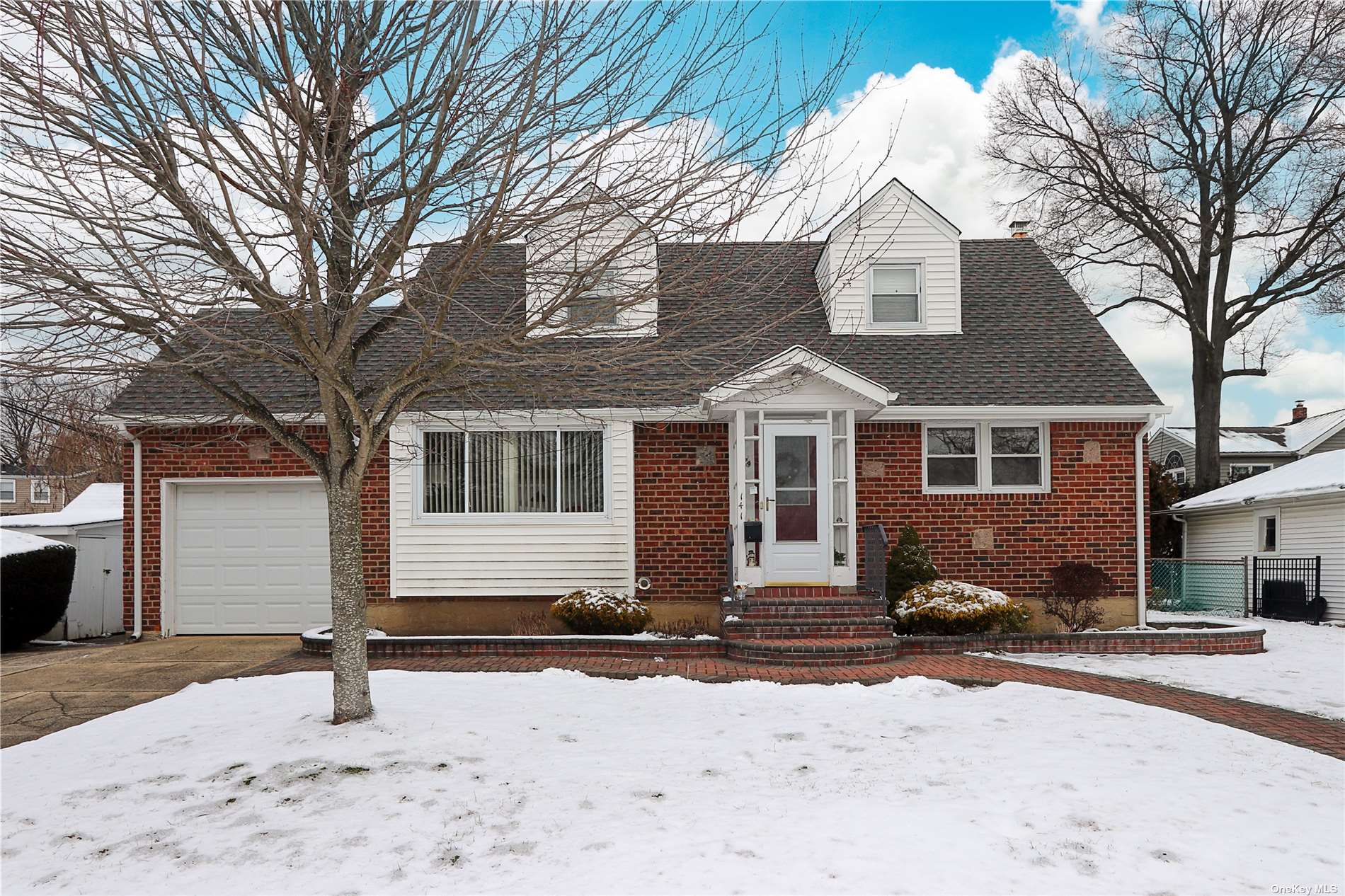 #1 photo, 141 Castle Avenue, নাসাউ কাউন্টি Westbury , NY 11590