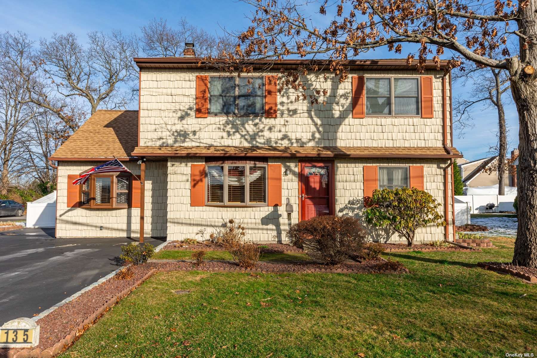 #1 photo, 135 Roosevelt Avenue, מחוז סאפוק Islip , NY 11751