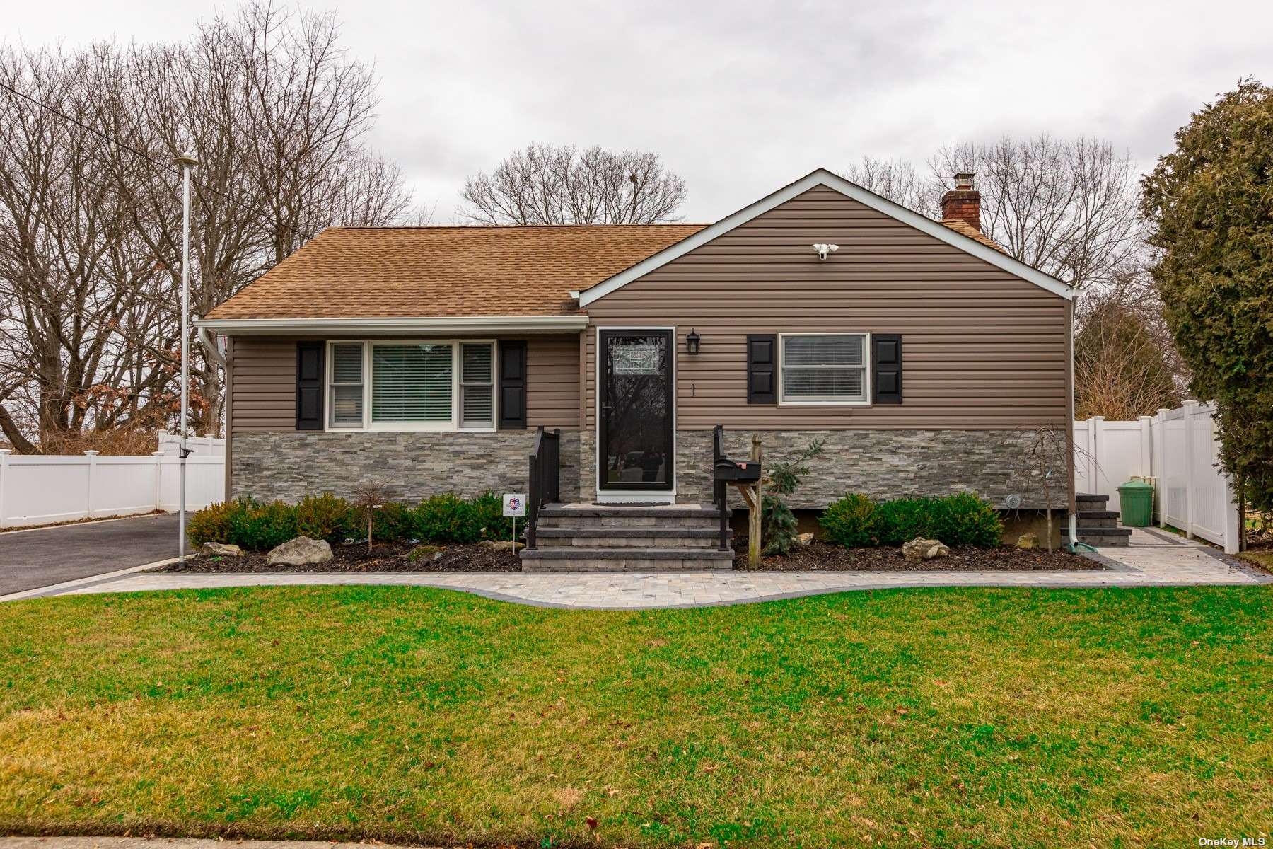 #1 photo, 1 Woodland Avenue, サフォーク郡 Farmingdale , NY 11735