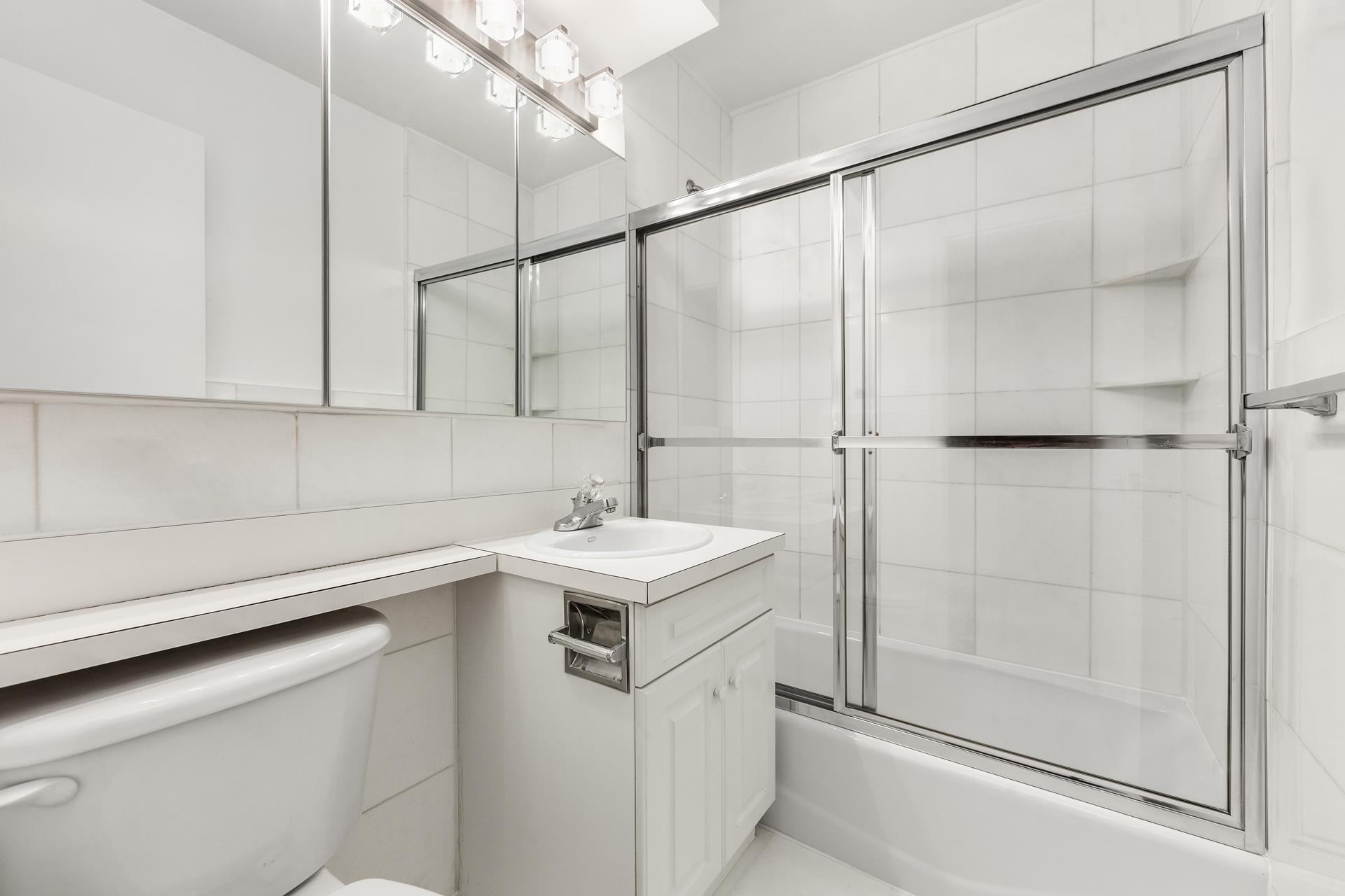 #1 photo, 225 E 70TH Street, Lenox Hill , NY 10021