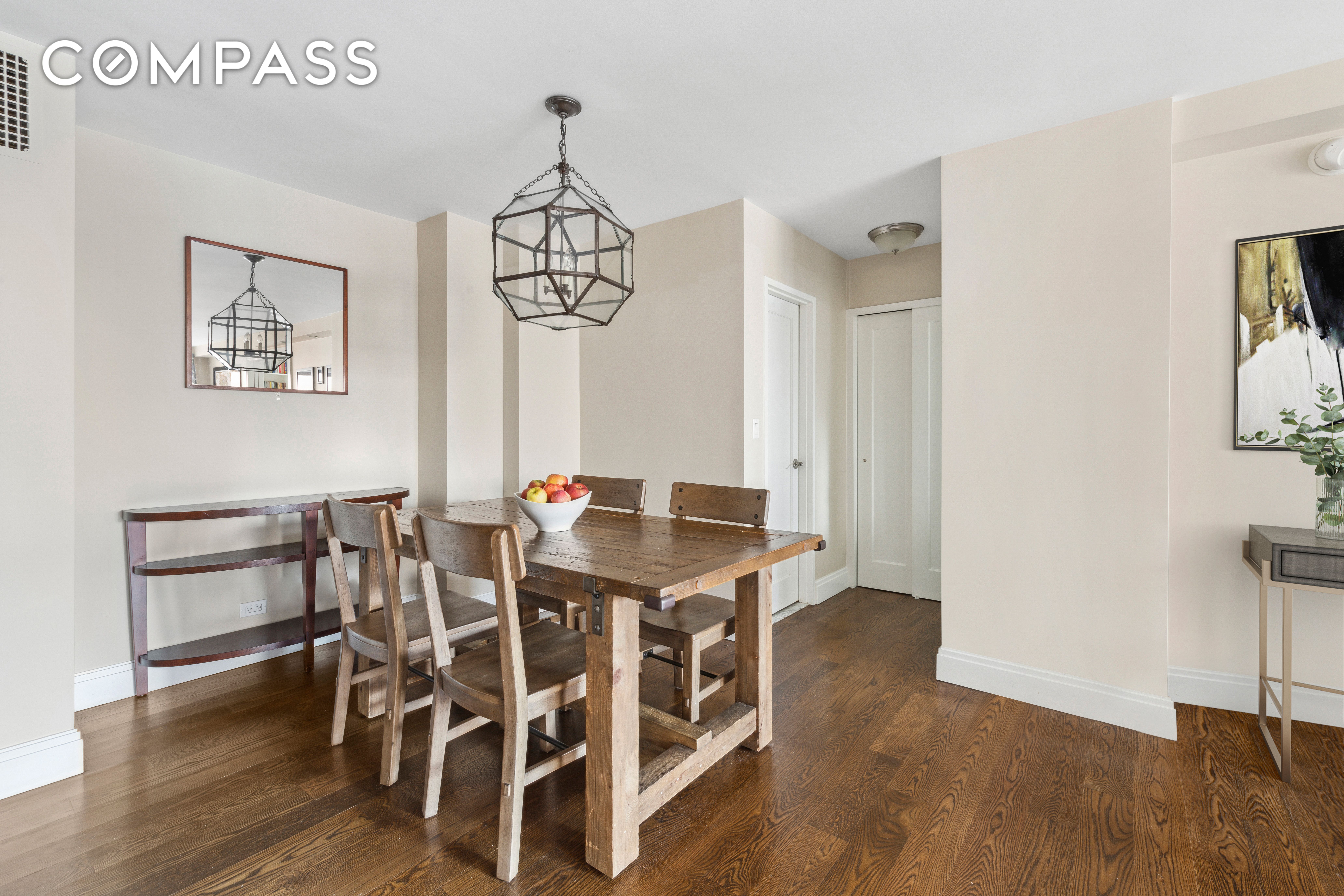 #1 photo, 301 E 69th Street, मैनहटन Lenox Hill , NY 10021