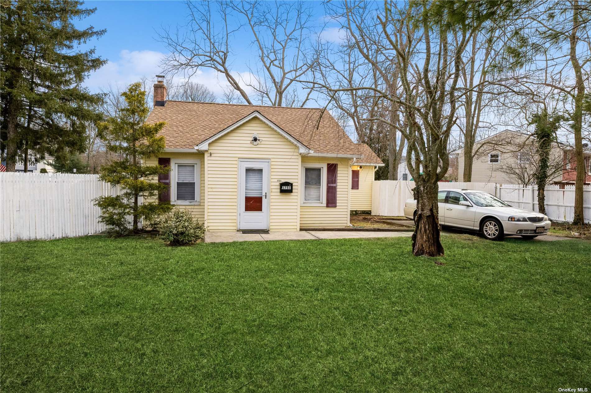 #1 photo, 1751 Straight Path, সাফোক কাউন্টি Wheatley Heights , NY 11798