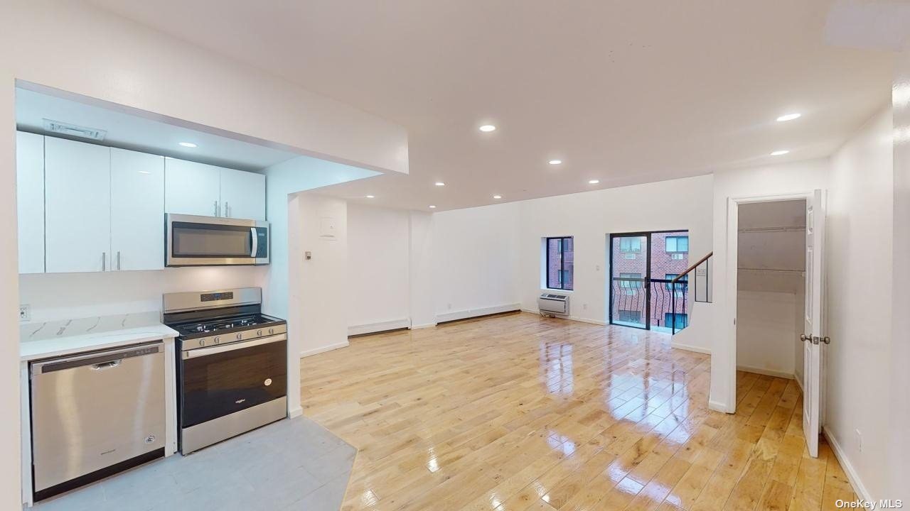 #1 photo, 141-21 85th Road, קווינס Briarwood , NY 11435