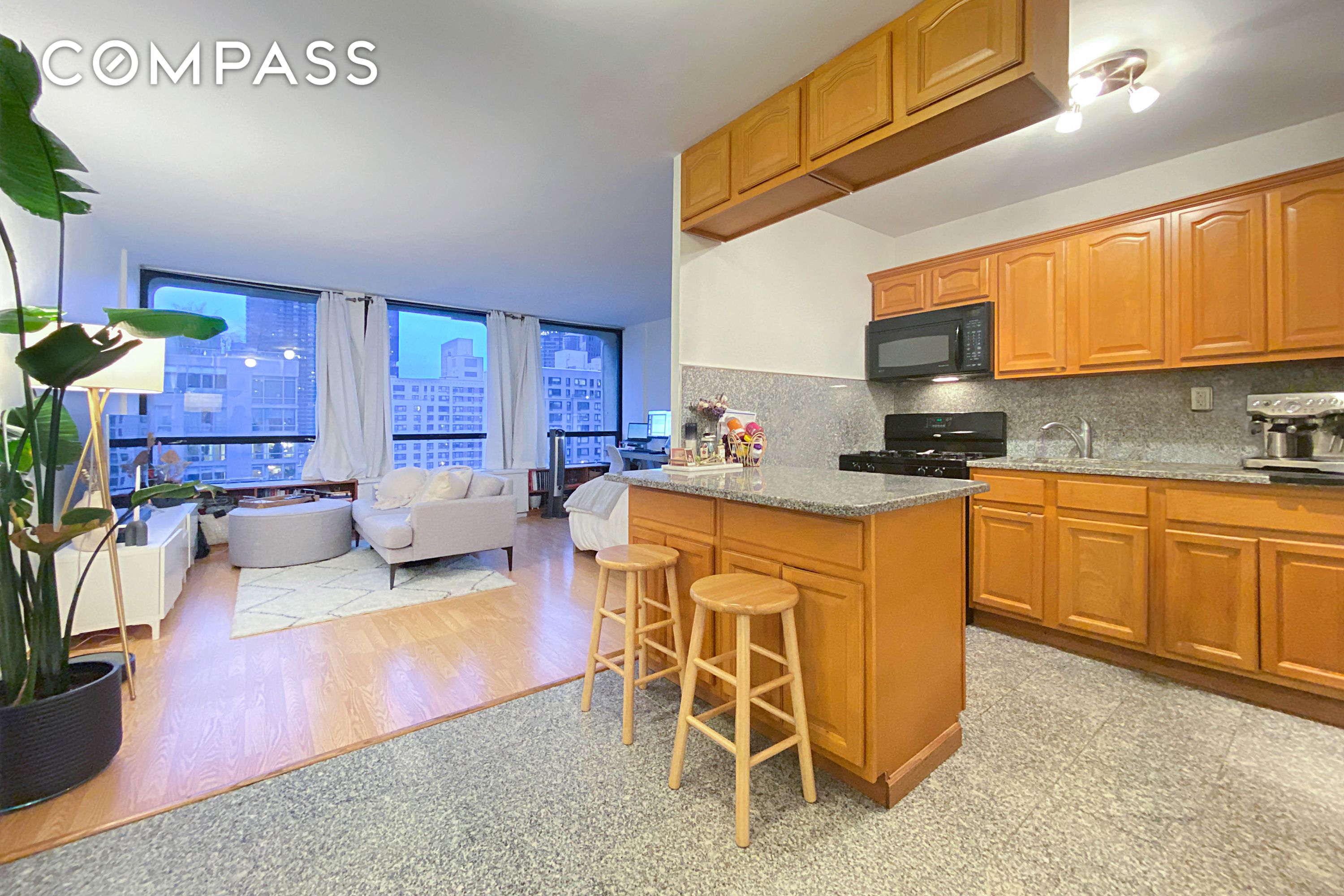 #1 photo, 330 E 33rd Street, 맨해튼 Kips Bay , NY 10016