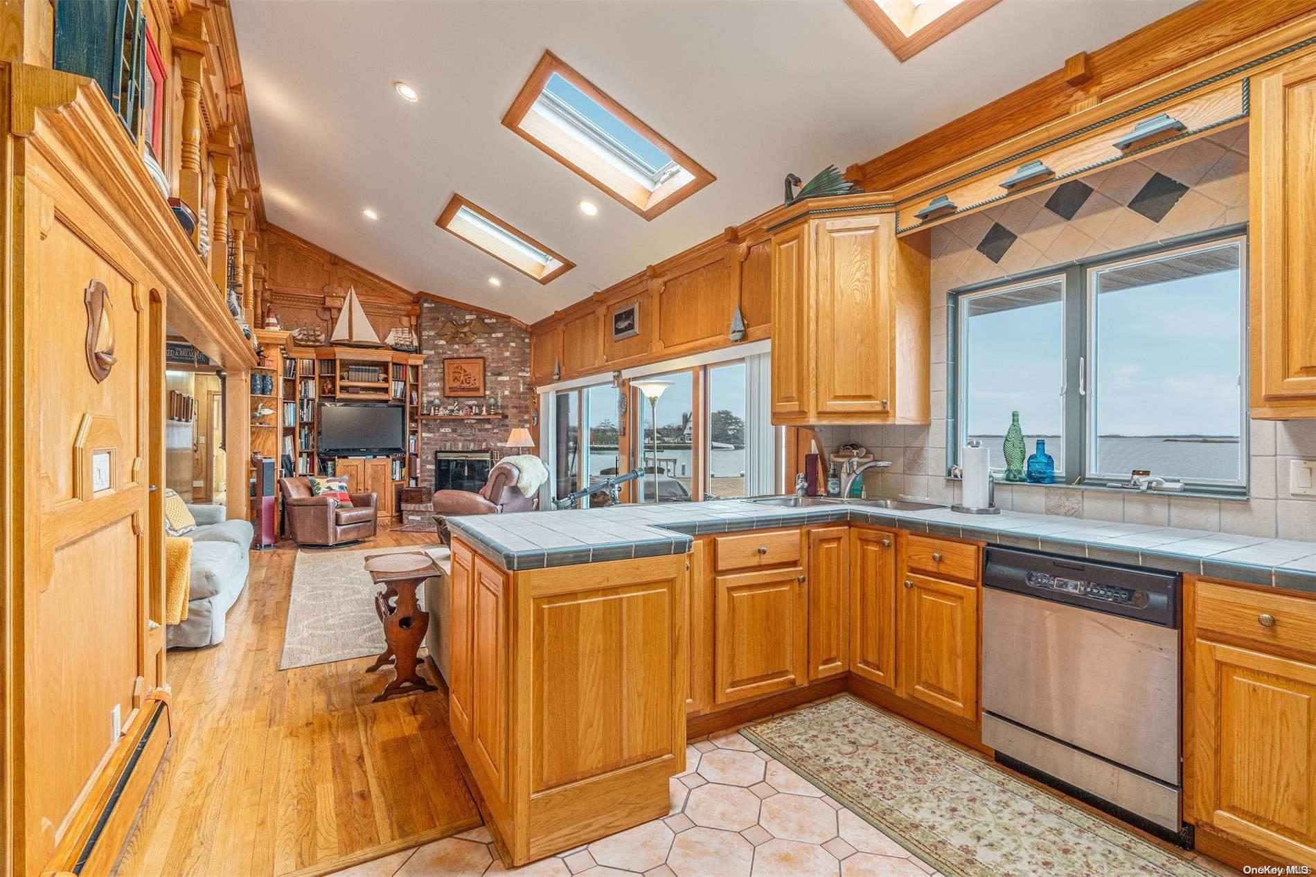 #12 photo, 28 Koral Drive, サフォーク郡 Southampton , NY 11968