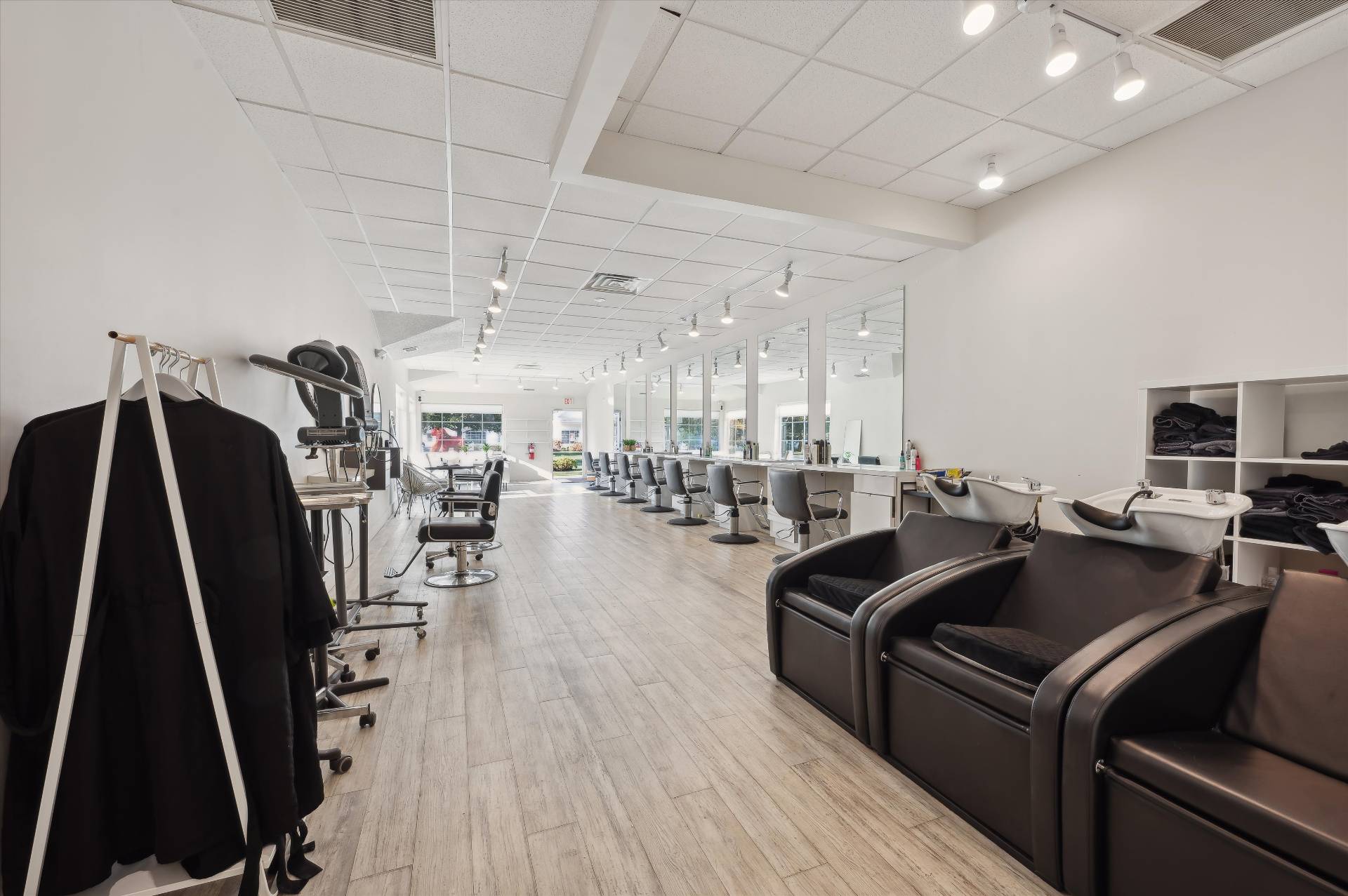 #16 photo, 760 Montauk Highway, Building 1 Unit B, サフォーク郡 Water Mill , NY 11976